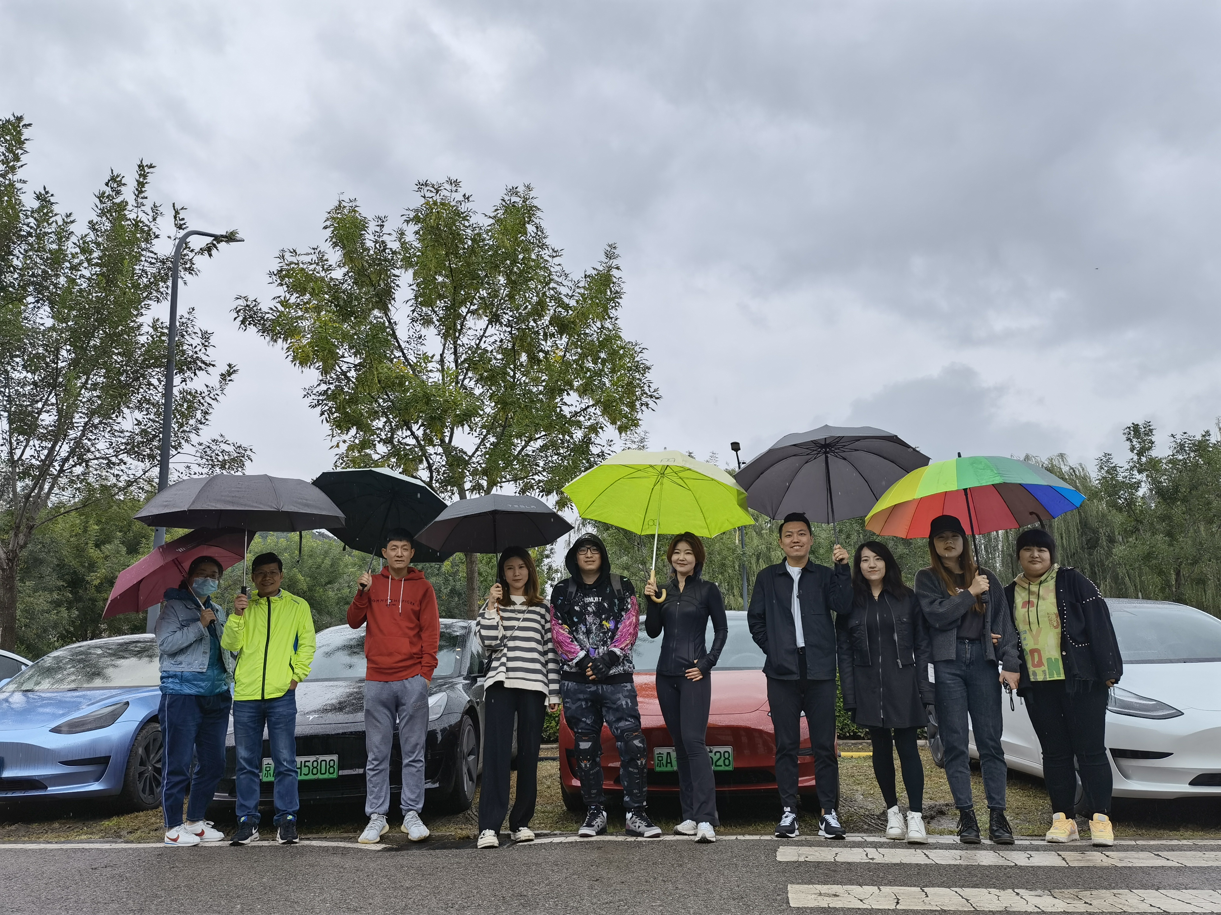 特斯拉车队十一黄金周之范崎路篇
十一黄金周已经过去，大家都投入了紧张的工作当中，但是在黄金周期间，车队还是组织了一次放松的跑山活动，下面我就给大家分享一下。由于10月6号基本整天都在下雨，所以照片不是 - 图片 2