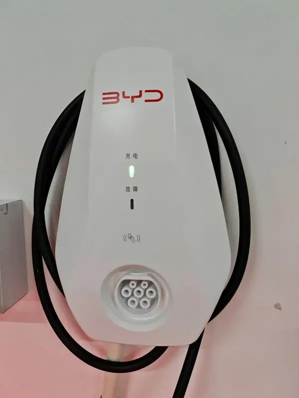 友友们 用比亚迪的充电桩枪头线发烫太严重了 你们都用谁家的家用桩 那种是微微发热的 - 图片 1