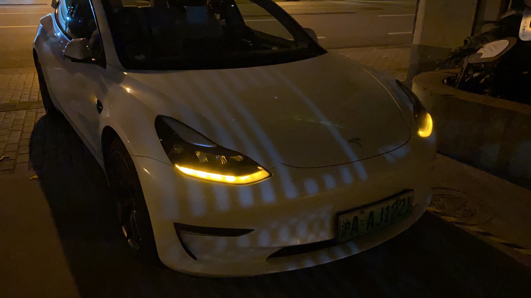 兄弟们转向机彻底挂了，今天从停车场出来好好的，一路上开着ap回家，中途想要接管超个车，结果方向直接变成二进制只能往或者往右两个格子二选一。就这样在延安高架上一路画蛇画到地面上，现在等救援了。 - 图片 1