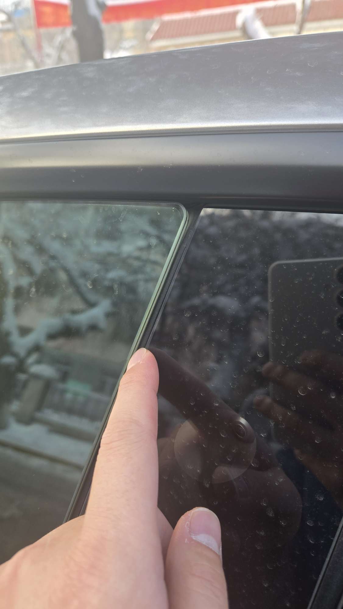 主驾驶的玻璃都会突出来点吗，最后一张副驾驶的好的呢。
 - 图片 2