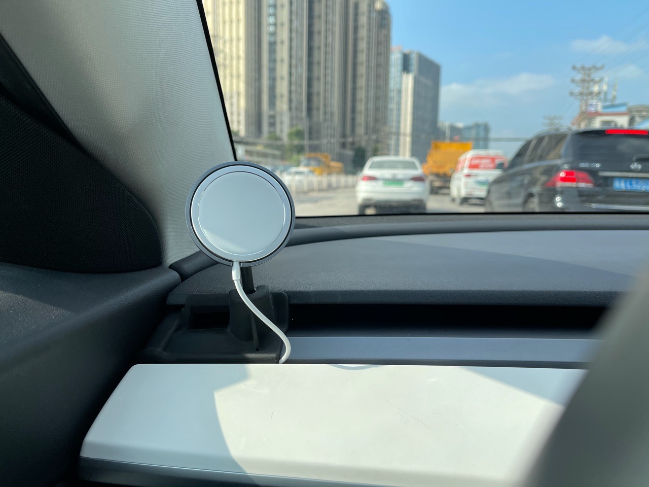 Model 3 / iPhone 12 支架最佳解决方案。不过总感觉，它会被抖掉？不如换个更大磁性的第三方，反正都慢……🤣 - 图片 1