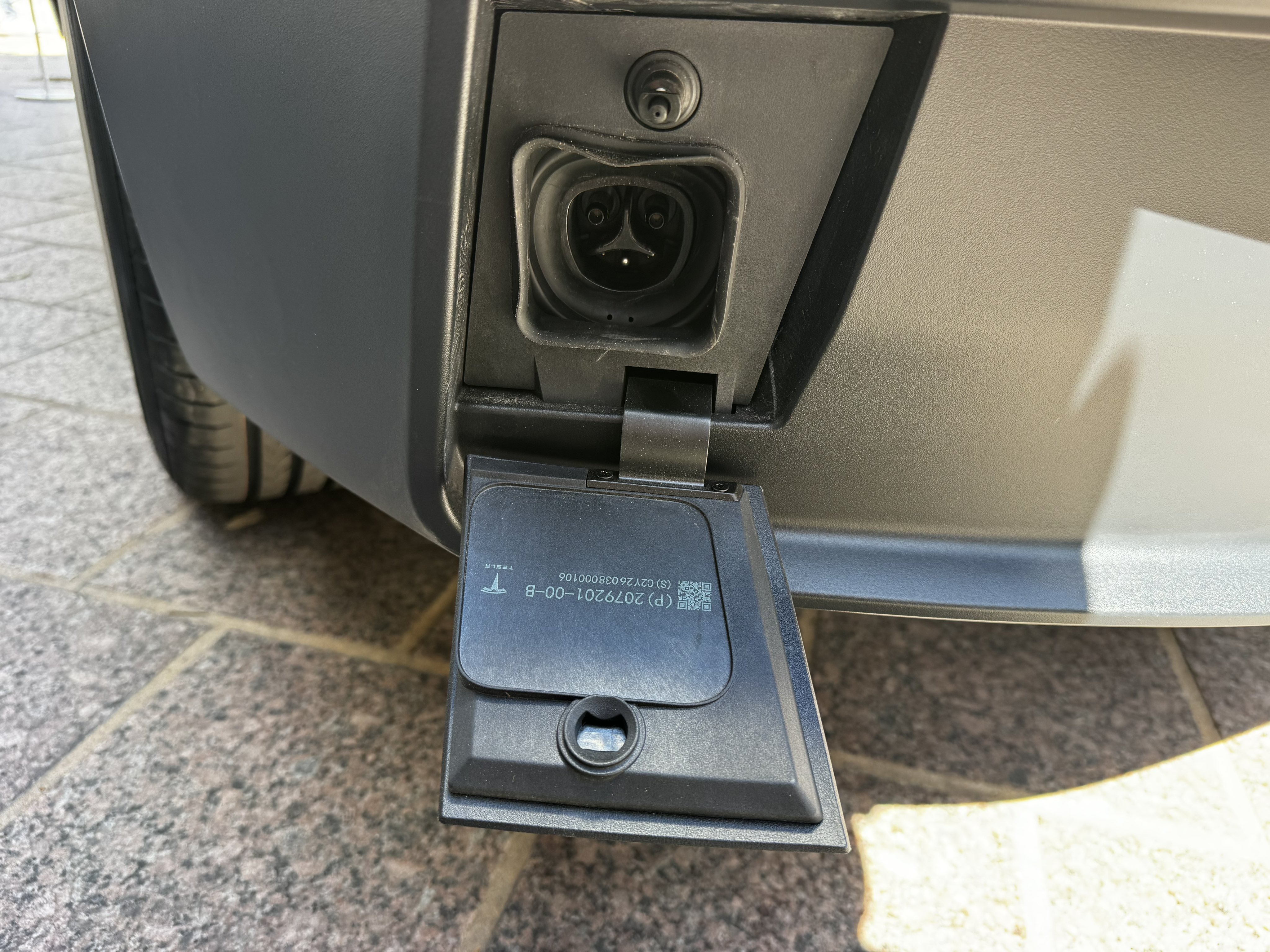 赛博出租车充电口迎来重大革新。（第一张图是最新版本）

• 完全集成化设计
• 取消防雨插头
• 采用柔性外壳
• 简化端口盖板
• 配备全包围密封圈
• 设计更简洁 - 图片 1