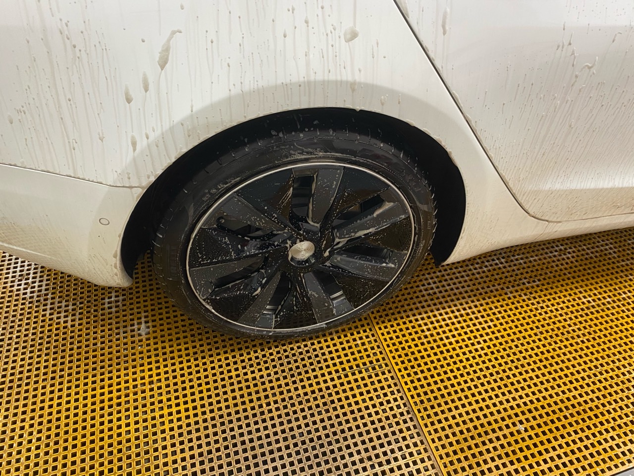 今天去洗车才发现轮毂盖跑丢了，关键是不知道什么时候丢的😂😂😂 - 图片 1