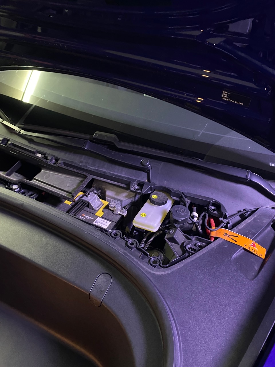 打开前盖，一股臭味。坐车内开着空调闻，味道却没那么大。是不是壁虎挂了，在车头。。（空调滤芯用了快一年） - 图片 1