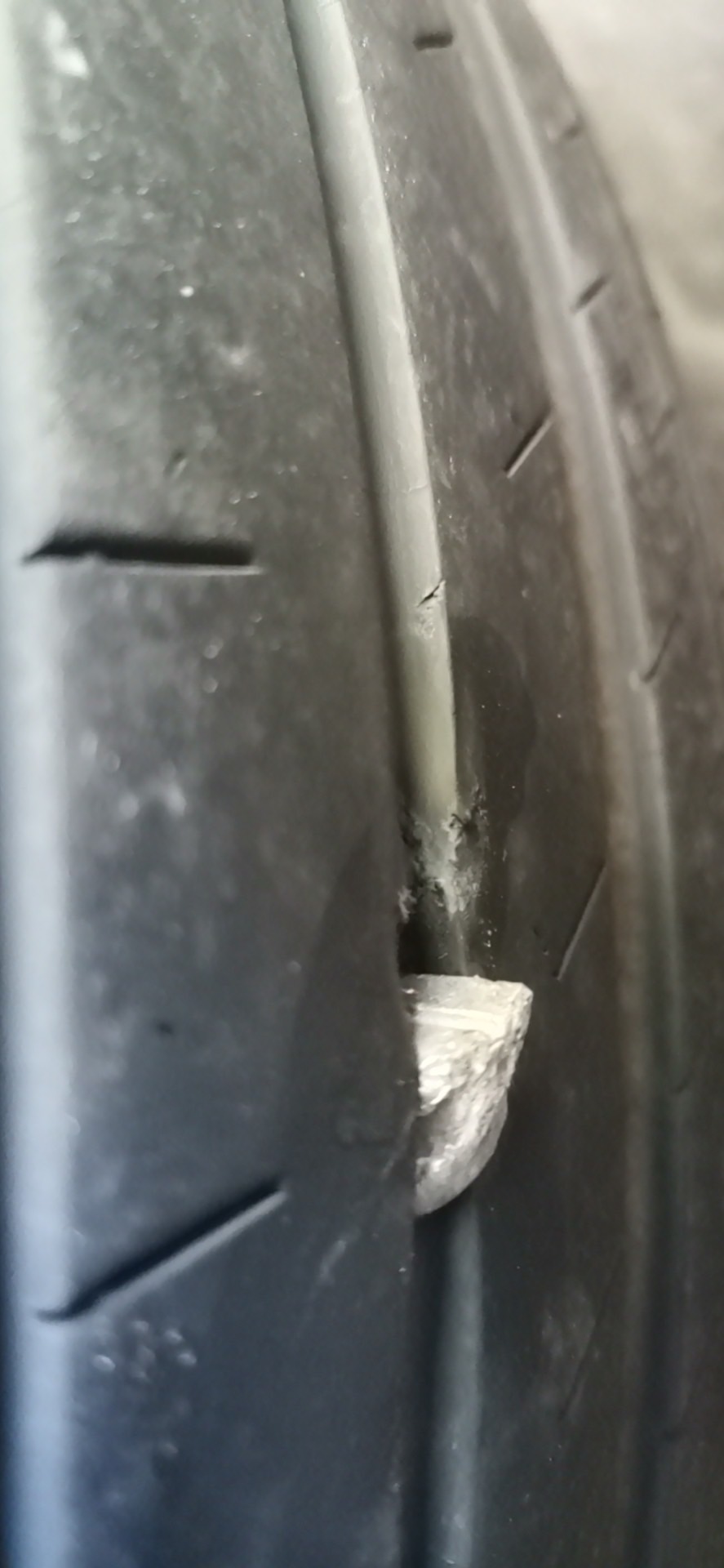 高速报废一个胎 上报路政索赔了 不知道运气如何 
18寸的的ps EV还没出 买了一对其他型号的ev胎 号称增加8%续航 - 图片 2