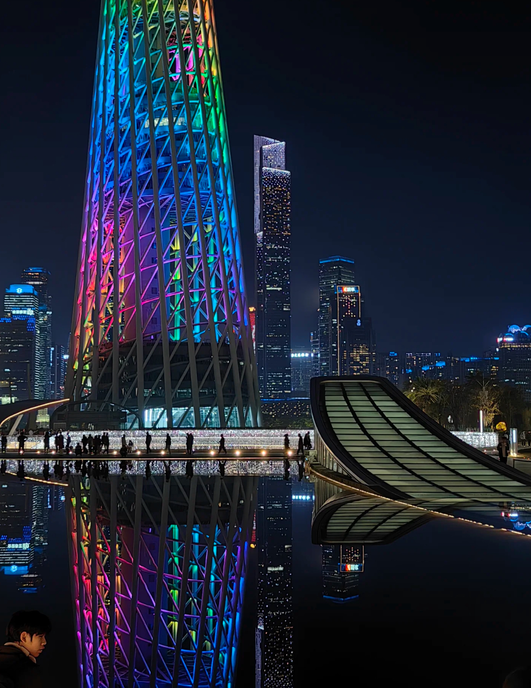 打卡广州塔超充站，有 7个超充位置，充电费1.99比隔壁四季天地的超充站便宜！！！但是晚上太晚了要问保安才能下来充电。 - 图片 1