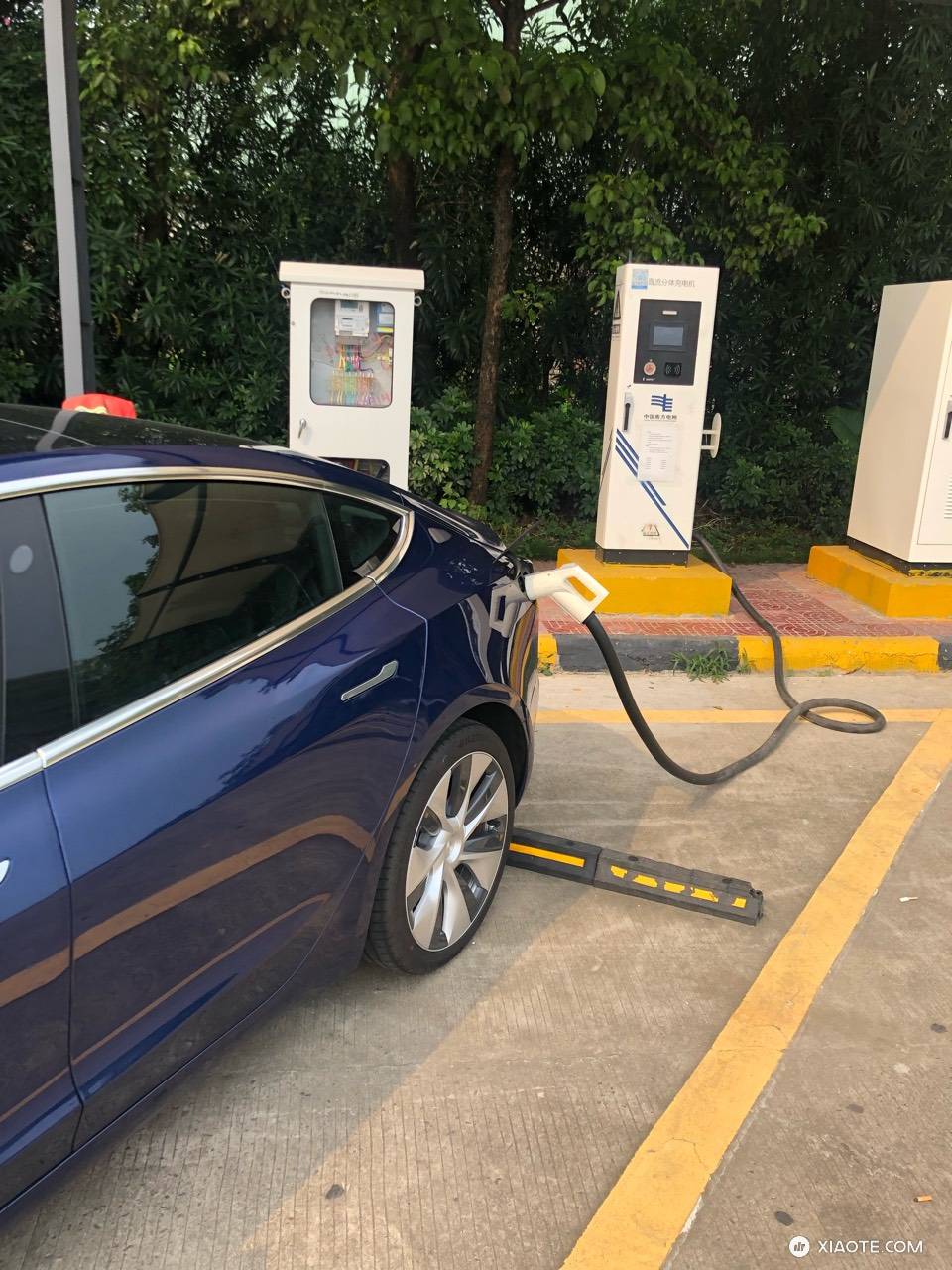 深圳到广西柳州,等M3充电那就来个随笔吧。刚拿车3天。1.提车就贴了车衣,漆面真的很薄,不贴开一段时间车头必然千疮百孔。强迫症晚期的我是接受不了的哇。2.回广西半路用了一下国标直流桩,真的好慢。3.到 - 图片 3