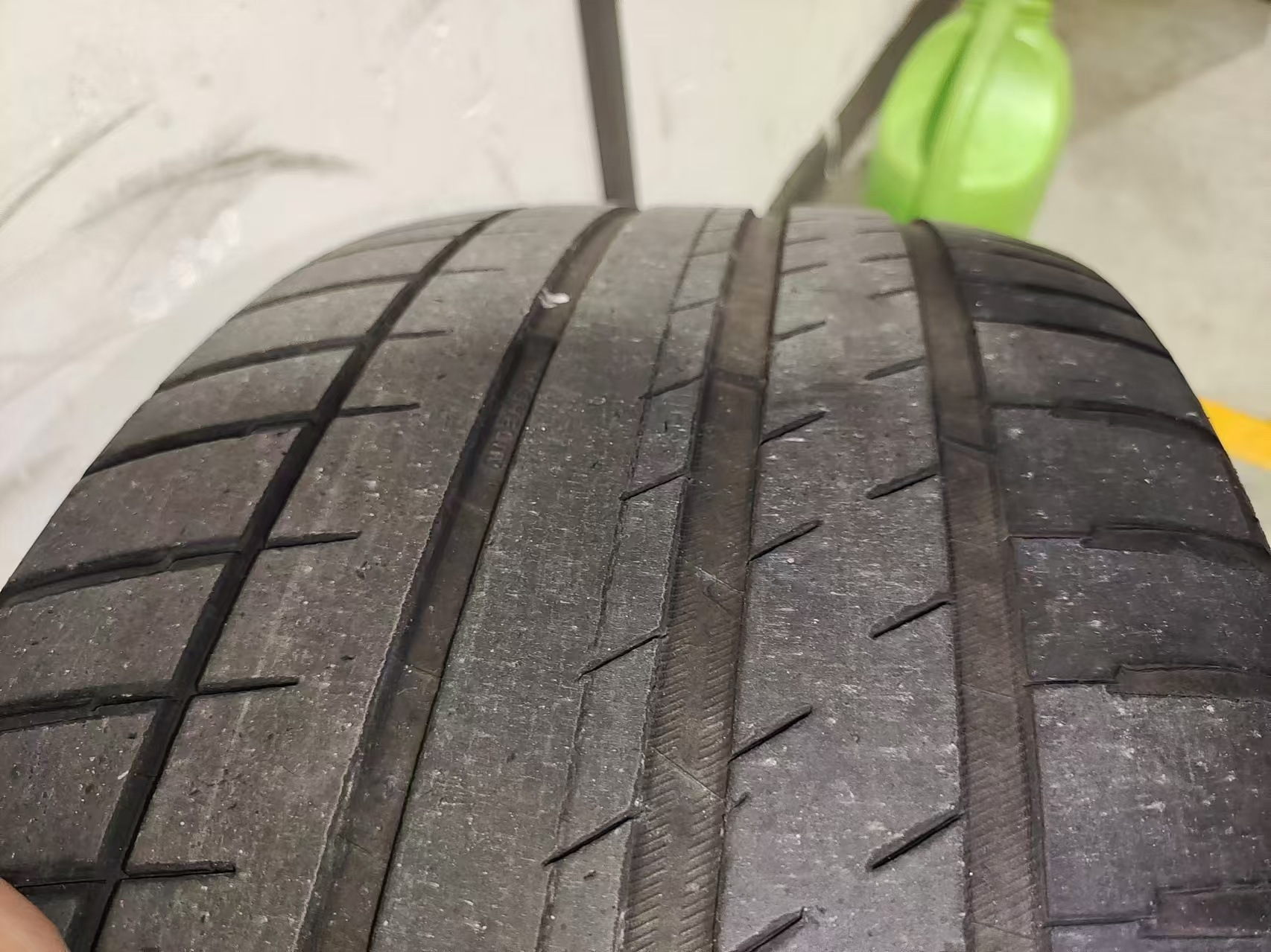 这个轮胎要换吗？还能跑多少？目前65000km。 - 图片 1