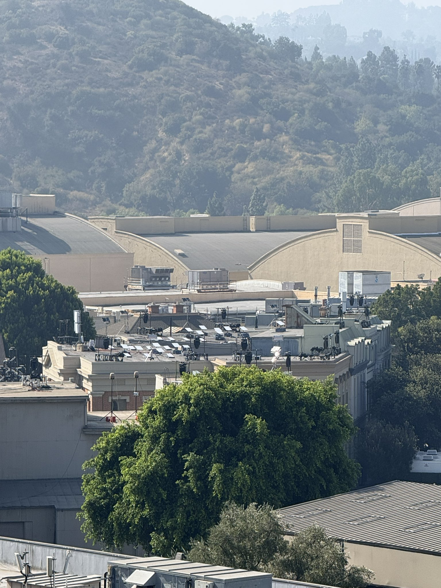 特斯拉在今天的 We, Robot 发布会场地屋顶布置了 20 多个 Starlink 用来加强通信能力，闭环了...国内的大型发布会也有时候会见到运营商的临时通信车。

  - 图片 1