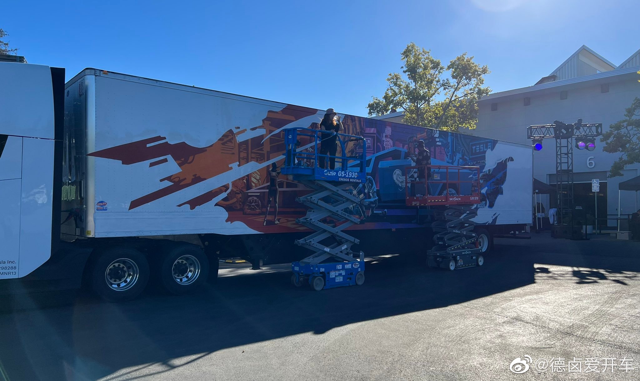 一些 AI Day 2022 活动现场照片， semi 集装箱涂鸦画着一个机器人正在修车。

#特斯拉#

  - 图片 6