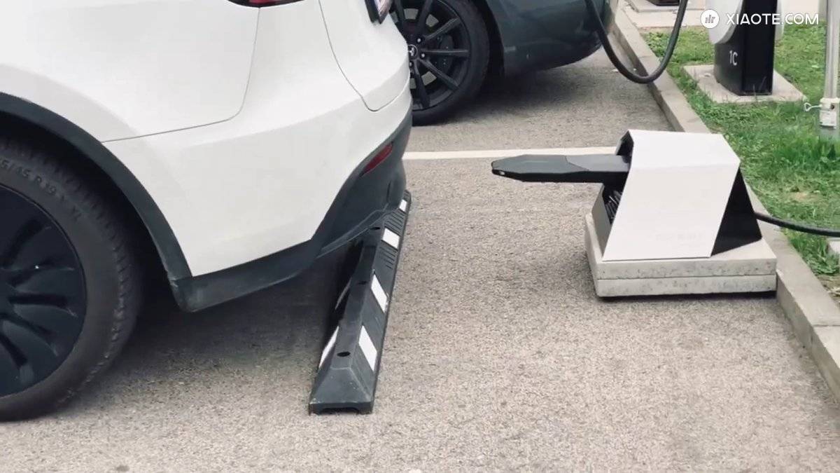 奥地利充电品牌 Volterio 展示了一套被动式导电自动对接充电系统,Model Y 可直接倒车驶入停车位,系统自动完成充电连接,功率达 250 kW,可补偿 ±100mm 横向偏移。
该系统利用 - 图片 1