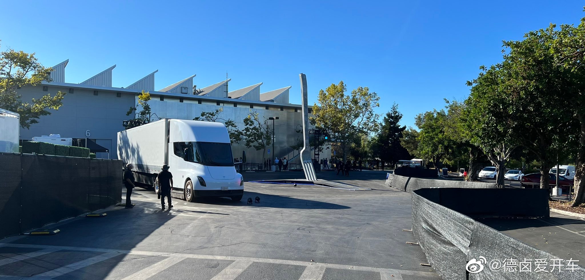 一些 AI Day 2022 活动现场照片， semi 集装箱涂鸦画着一个机器人正在修车。

#特斯拉#

  - 图片 2