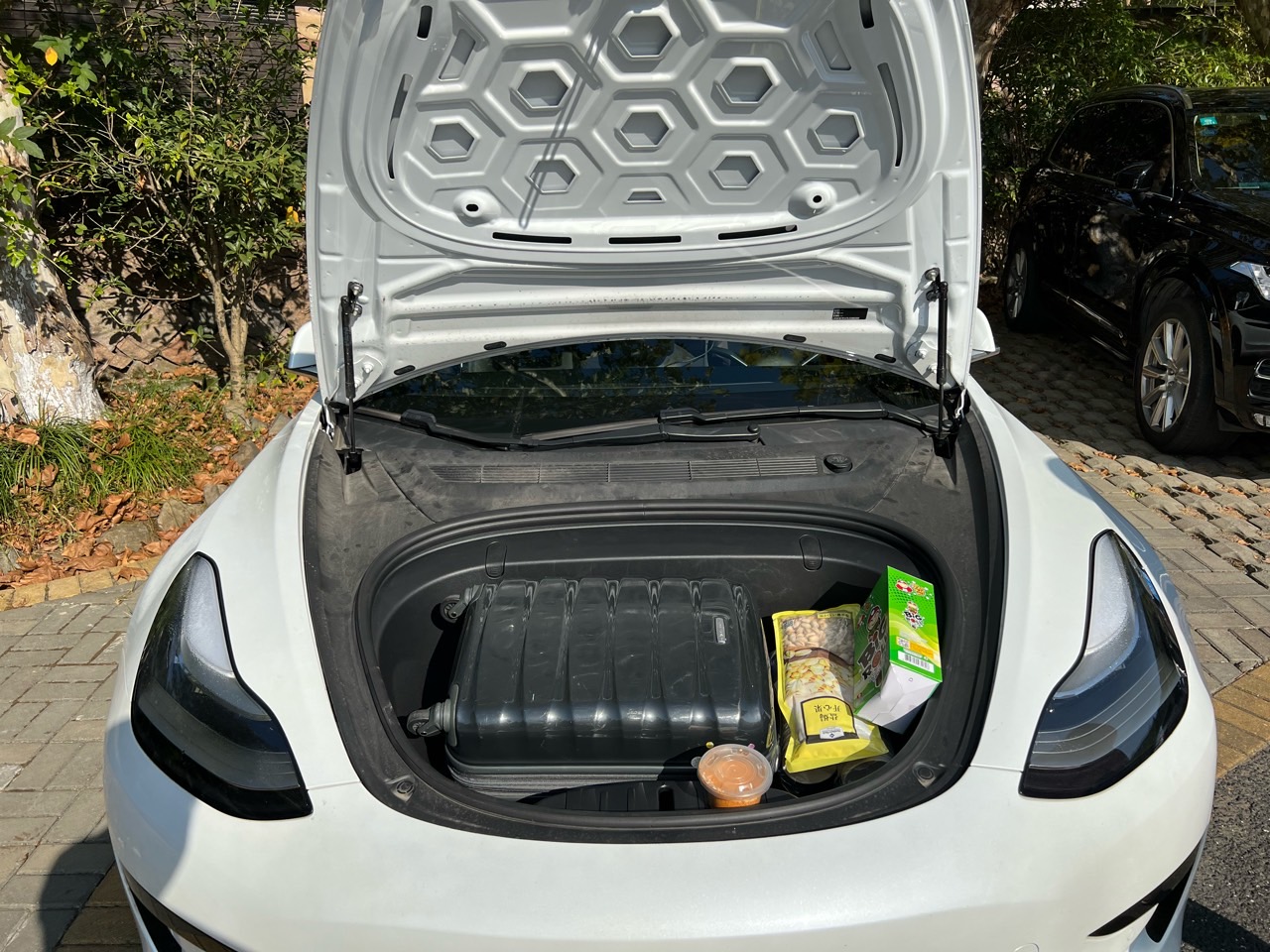 前备箱真香预警：

烧烤多了一盒孜然…本来想顺手放前面的，后来想想万一追尾别人就太香了… - 图片 1