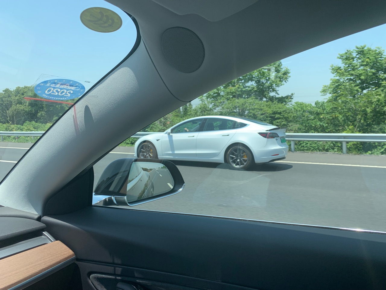 偶遇上海车友黄色刹车卡钳改的不错 小三是2卡钳还是4
 - 图片 2