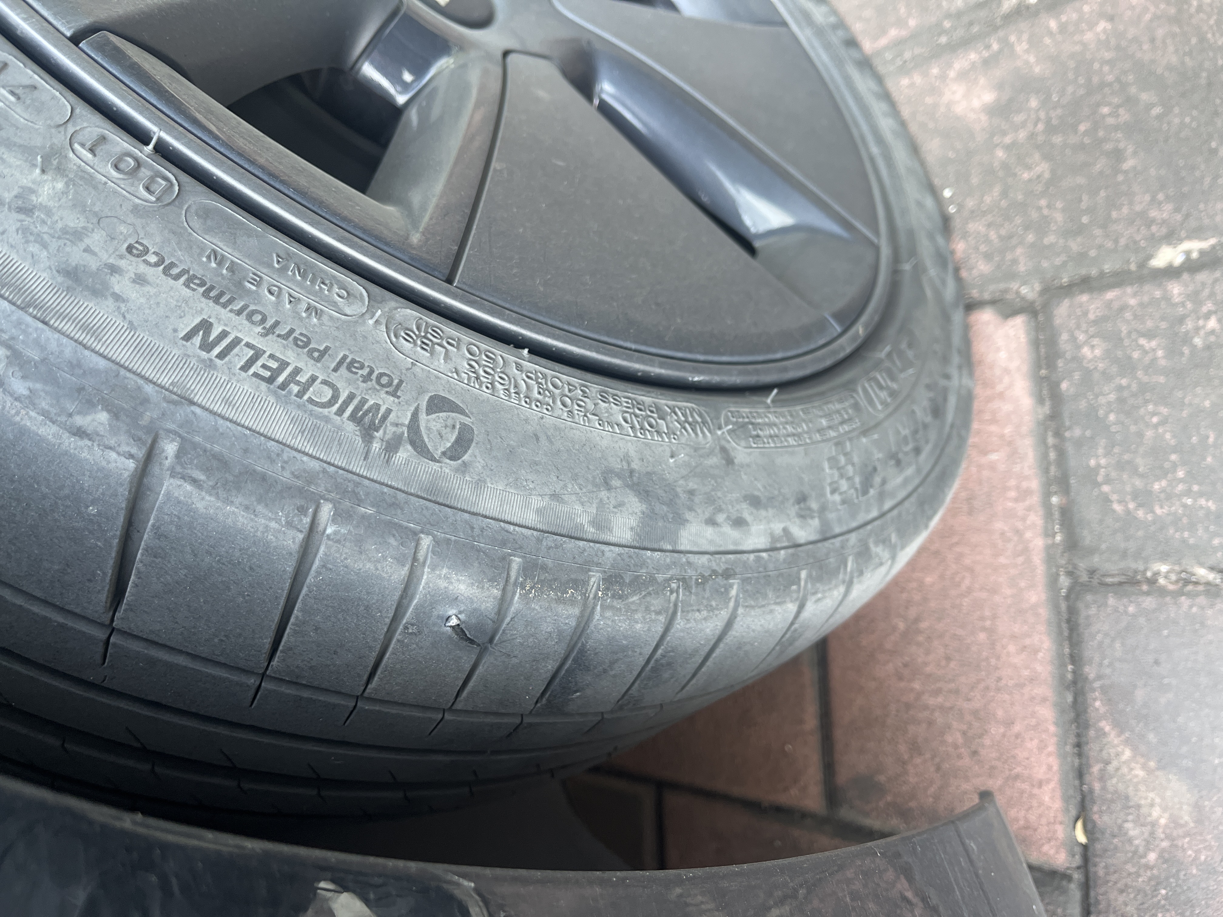 这个胎还有得救吗？感觉里面钢丝都断了吧 - 图片1