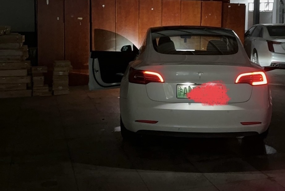 突然的撂挑子
19款长续3，今天上班都挺正常，该下班了直接一个打不开门
反复尝试解锁和锁定之后发现只有右边后视镜展开，右边两门可以开，爬到主驾驶发现还是打不开门，机械开关强行开门下车，左侧后门开始打不 - 图片 3