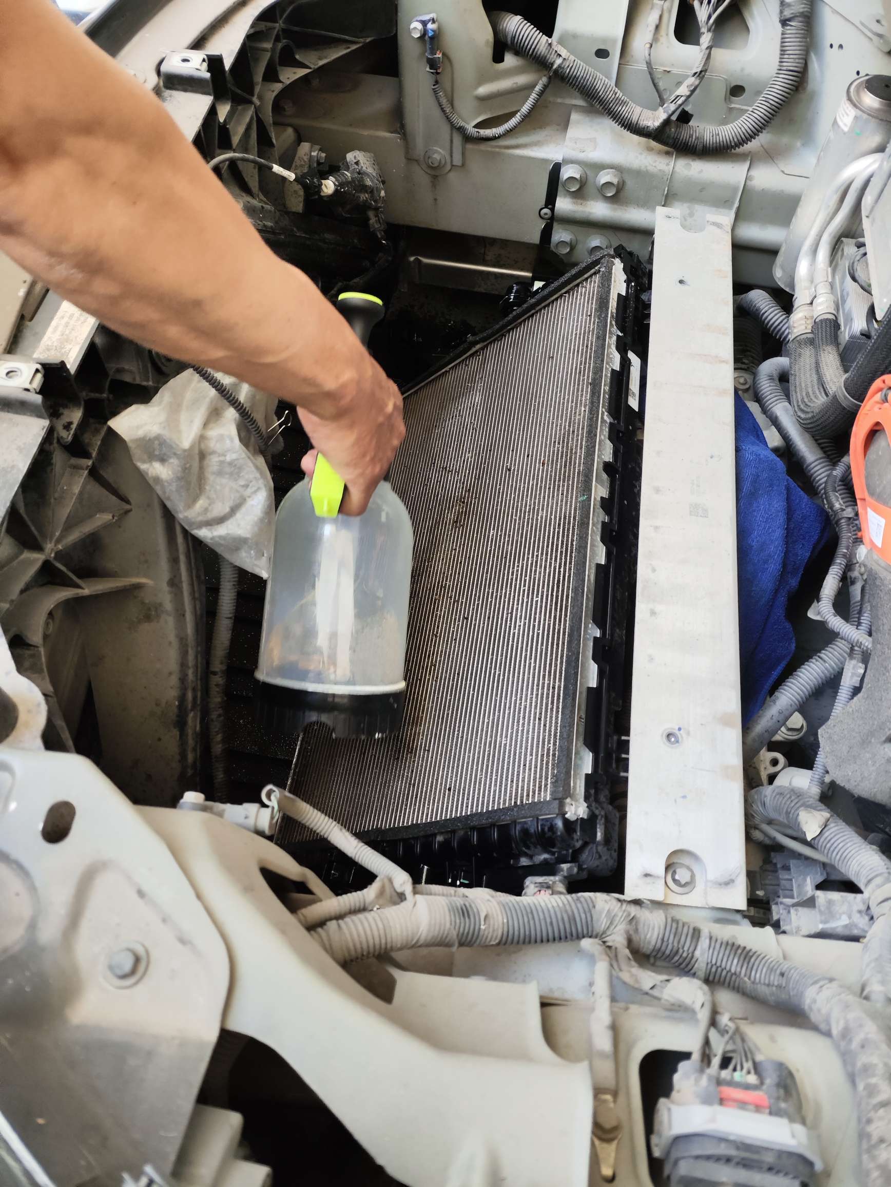 21年第一批国产Y，三年9万多公里，之前在4S换空调滤芯时，顺便清洗过一次散热器，记得收费了，但忘了多少钱
车是停小区露天停车位，落叶多，之前就想自己清洗，看了网上众多大神视频，觉得还是有点难，刷抖音 - 图片 3