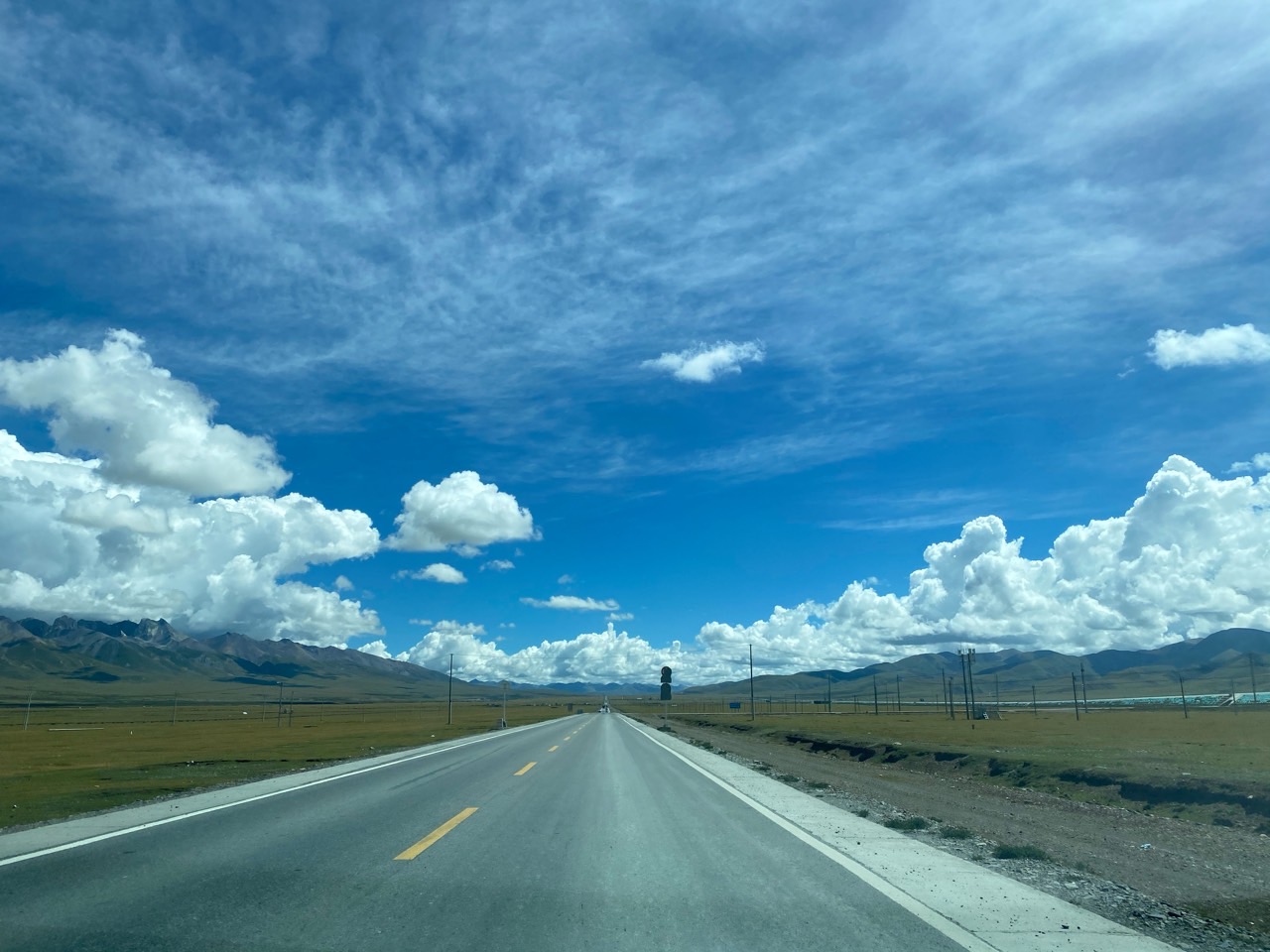到安多县。早上9点从拉萨出发，计划在那曲住宿。青藏线比川藏线平缓许多，海拔稳定在4700左右，少了盘山公路，少了川牌陆巡，一路非常顺利。下午两点到那曲，时间还早于是决定继续前行，车机导航显示到安多剩余 - 图片 1