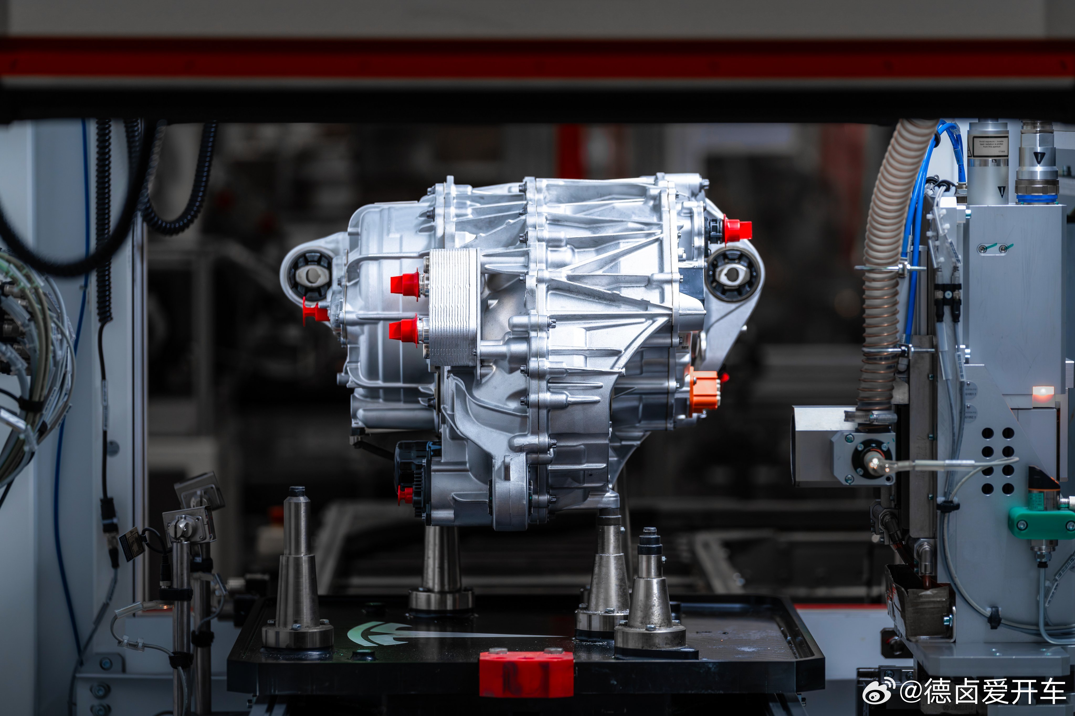 每 5 秒就有一颗特斯拉电驱下线。

特斯拉  - 图片 1