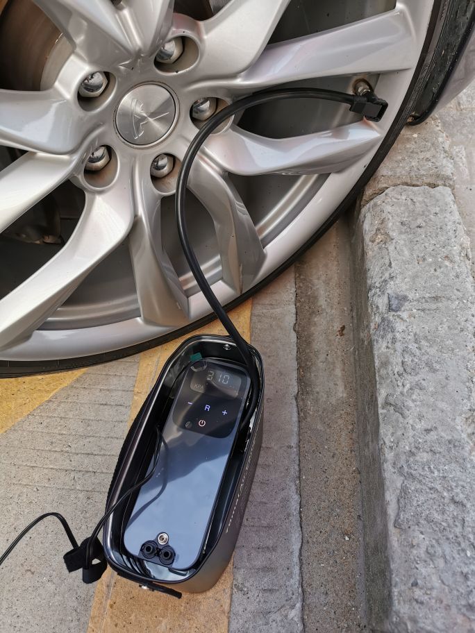 实测，70迈打气泵，挺实用。从2.3打到3.1没压力，前后大概一分钟。如果只打到常用气压2.9会更快。没备胎的韭菜只能自备复活药了🙃 - 图片 2