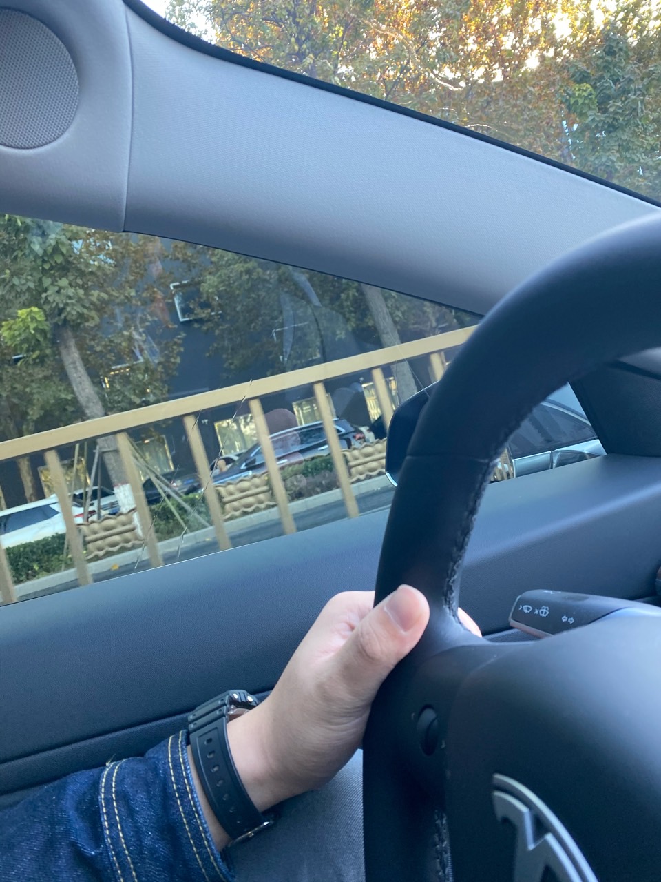 一开雨刷玻璃水就往主驾驶车窗流，有什么办法解决吗，车窗有水总会粘好多土 - 图片 1