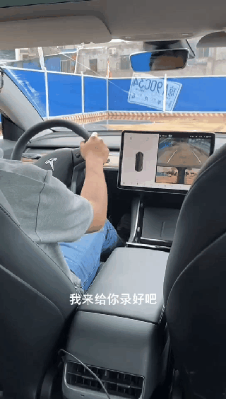 关于海南海口刹车过硬刹不住的事情相信大家多少有听说
女乘客原视频已附图，视频顺带了文字
也请专业人士以及车主发表个人观点和看法，也让今后更多小伙伴避免案例重演
目前推测为
1⃣地面湿滑导致刹车过晚没刹 - 图片 1