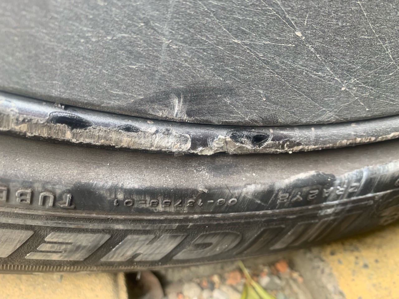 轮毂什么最烦了😂
在窄路，太着急，一把倒不过来。
看起来磕大了啊！！！能修复、有必要修复吗？各位兄弟姐妹们？ - 图片 2