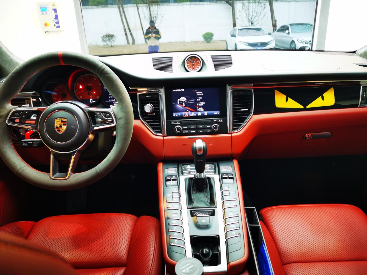 🔹超级车间| 保时捷Macan改色🔹

· 超亮金属火红

老板们来验收一下两天的改色成果吧!
车身+内饰改色
实力书写协调之美~
颜色超靓！
细节满分！ - 图片 8