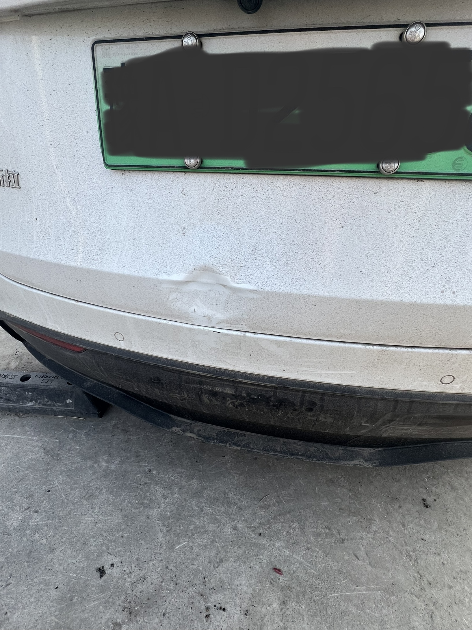 被追尾后，锁扣好像有点移位了，开后备箱没有“嘭”一声的感觉了，那个锁扣有办法调整吗？
就这个伤要了5000现金，对方只有交强，官方定损要7000+，准备后盖找个无痕修复，没有掉漆 - 图片 1