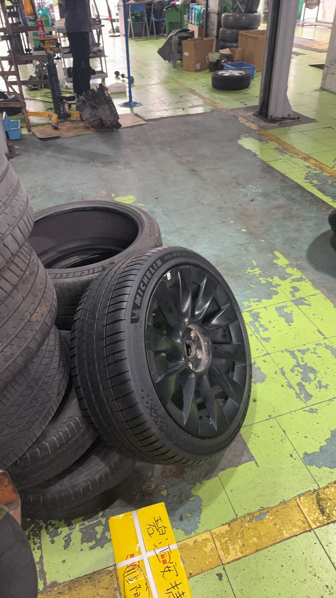 花7200换完四条新轮胎整个车都安静太多了，换了米其林的T2轮胎，比刚提车的时候安静很多，车嗡嗡响也解决了，发现摆臂胶套已经开裂了，三年半的车，估计等过保后就开始完全坏了。 - 图片 1