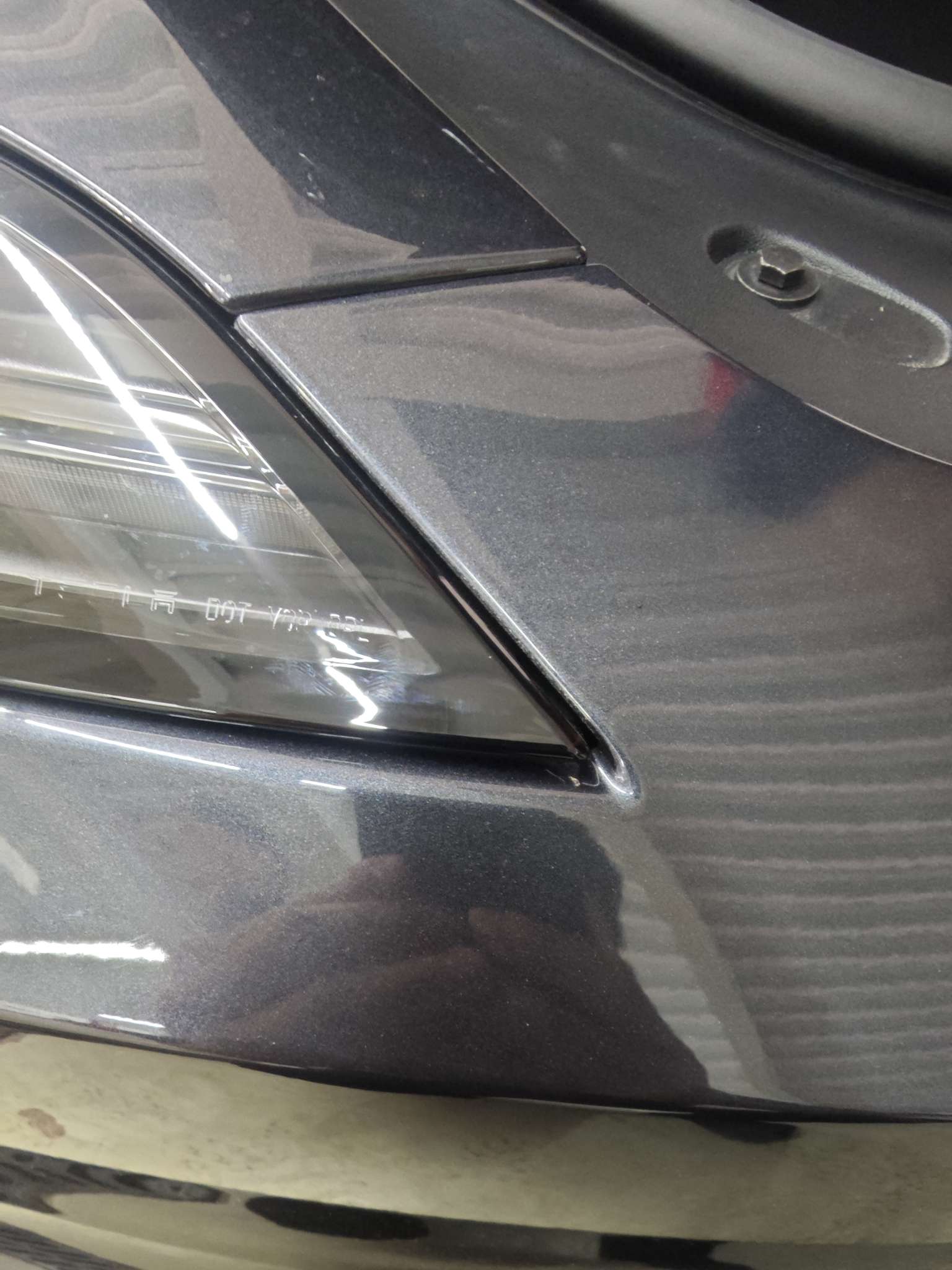 各位现在拆了保险杆喷漆后，由于安装回去两边缝隙大调了灯变成这样情况，是不是正常？ - 图片 1