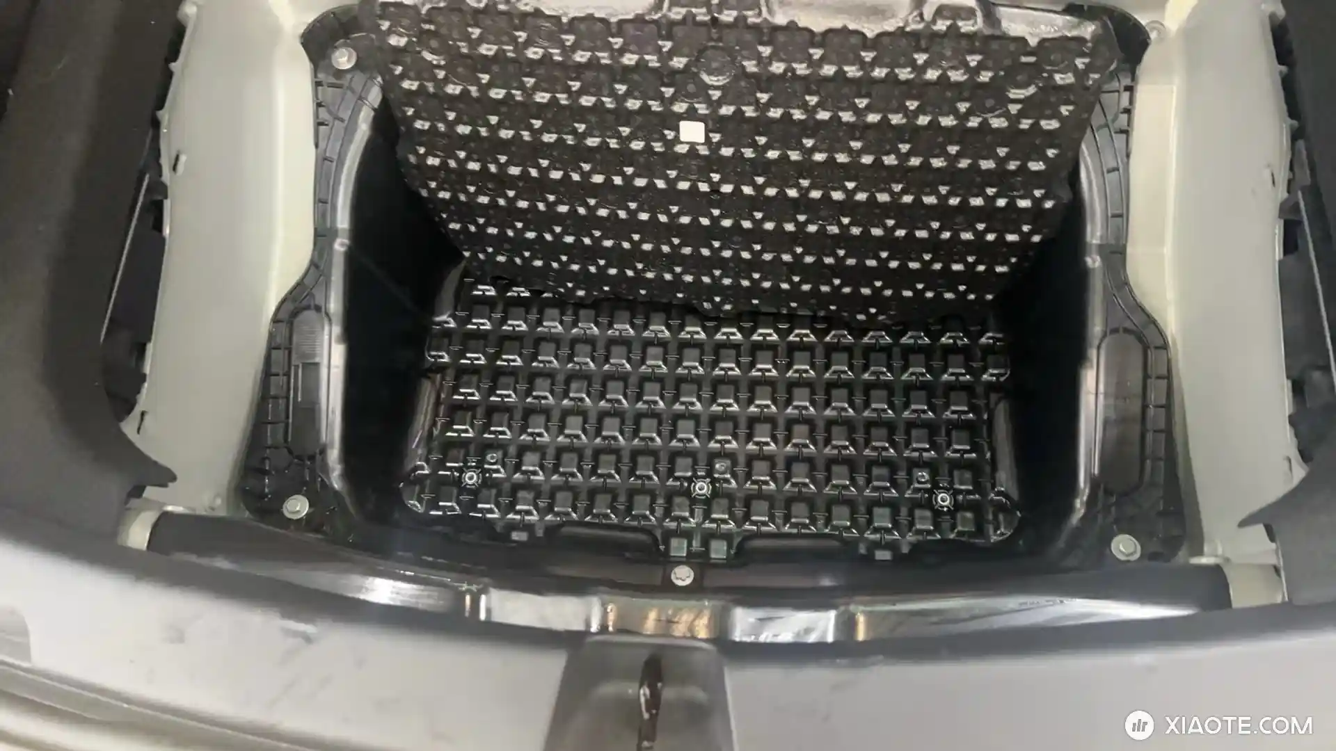 求助:7月份的时候撒了一桶菜籽油到后备箱上面,可能都渗透到底下了,去精细了两次都没洗干净,现在一股子哈喇子味,洗车店不敢拆下面说是电池,求救怎么能完全洗干净 - 图片 3