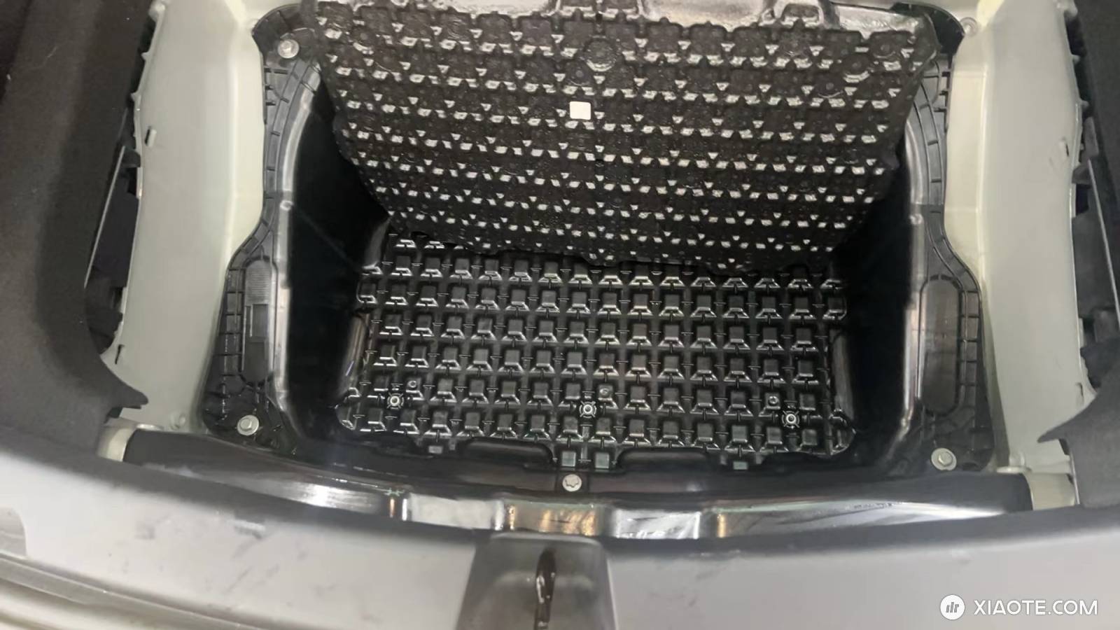 求助:7月份的时候撒了一桶菜籽油到后备箱上面,可能都渗透到底下了,去精细了两次都没洗干净,现在一股子哈喇子味,洗车店不敢拆下面说是电池,求救怎么能完全洗干净 - 图片 3