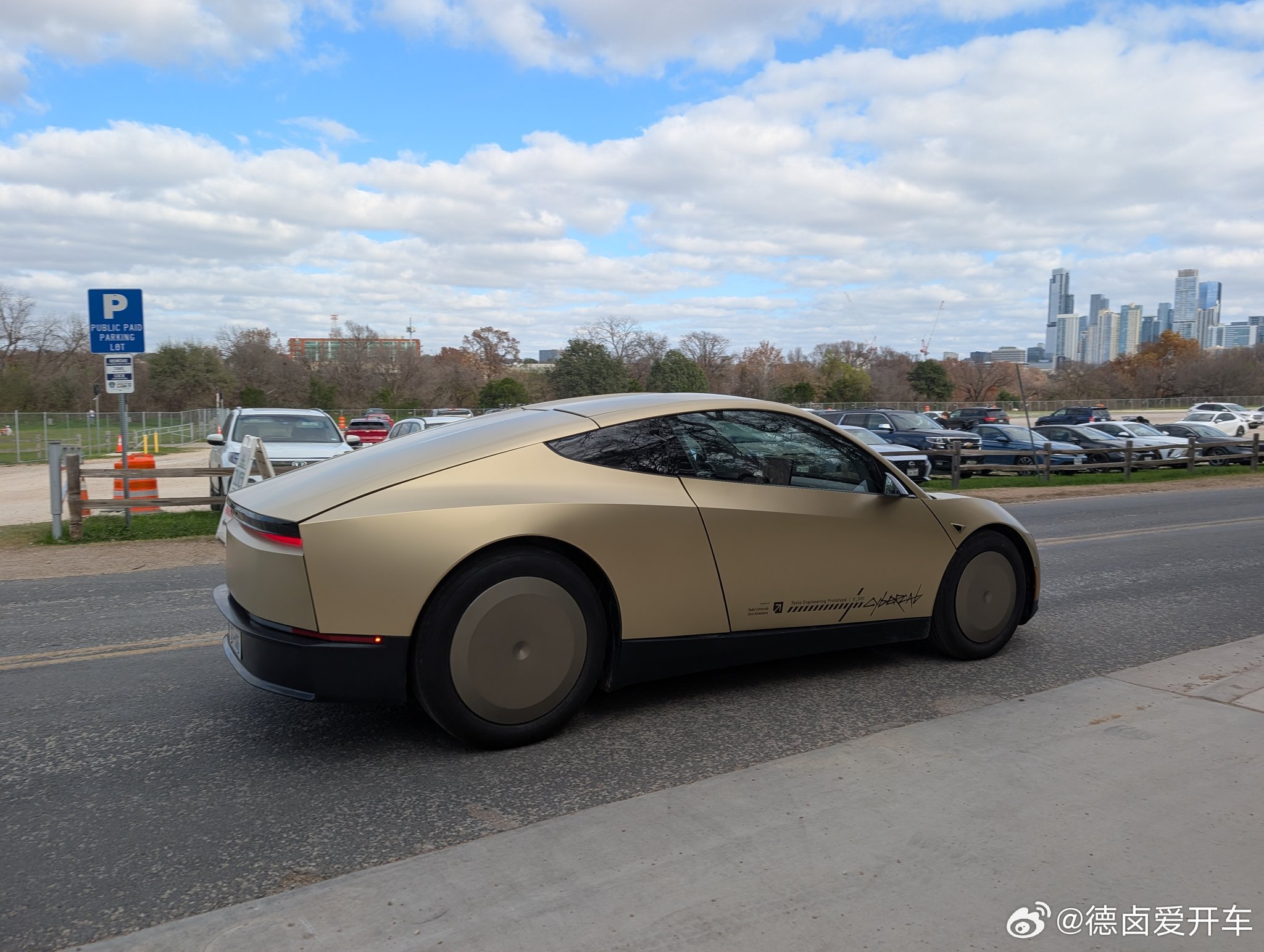 两台 Cybercab 同时在奥斯汀路测，测试版本仍有方向盘和车外后视镜。

#特斯拉#

#Cybercab#

#Robotaxi#

  - 图片 8