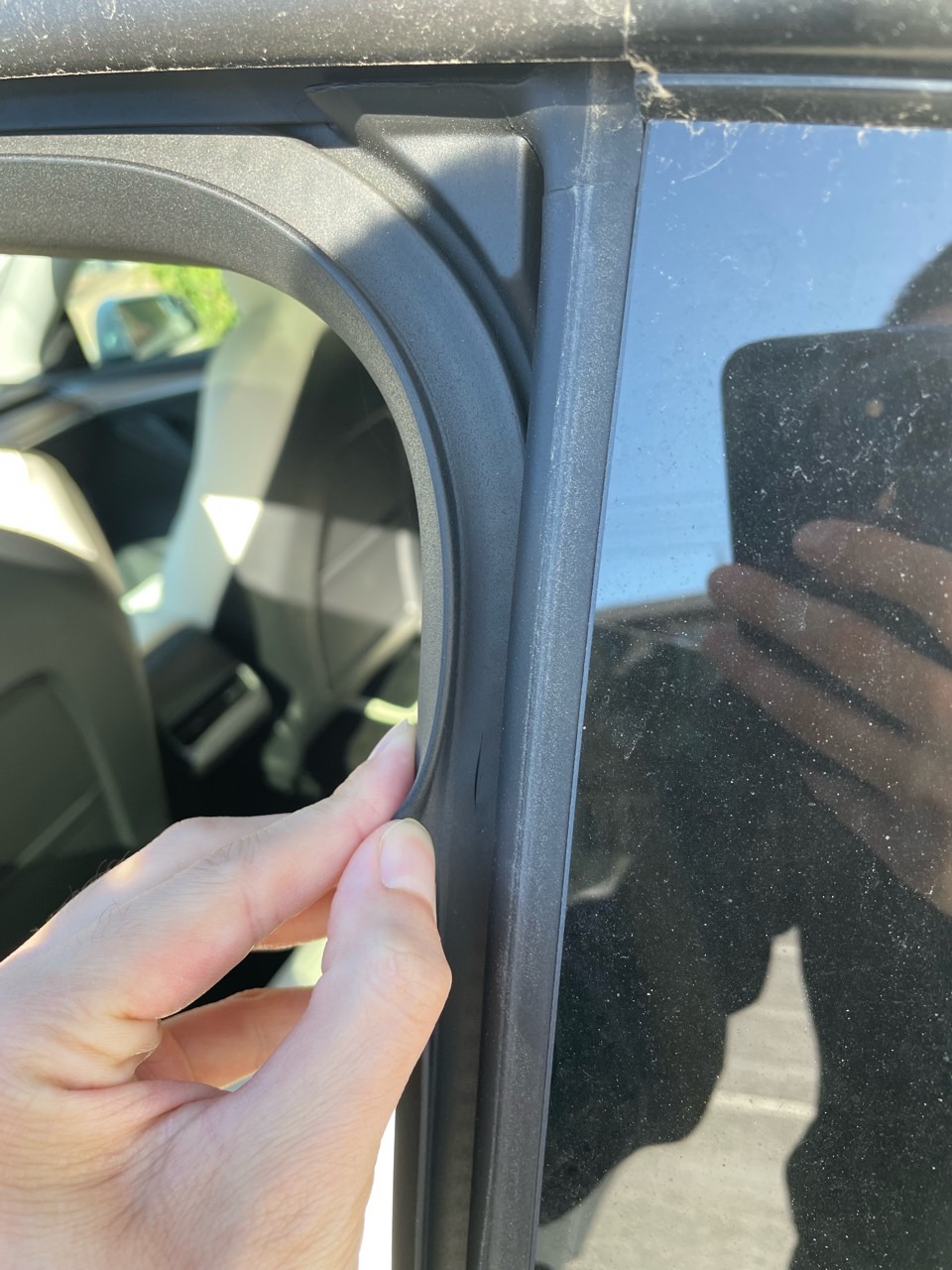 今天偶然发现的，那个车门胶条上都有一个口子呢 - 图片 1