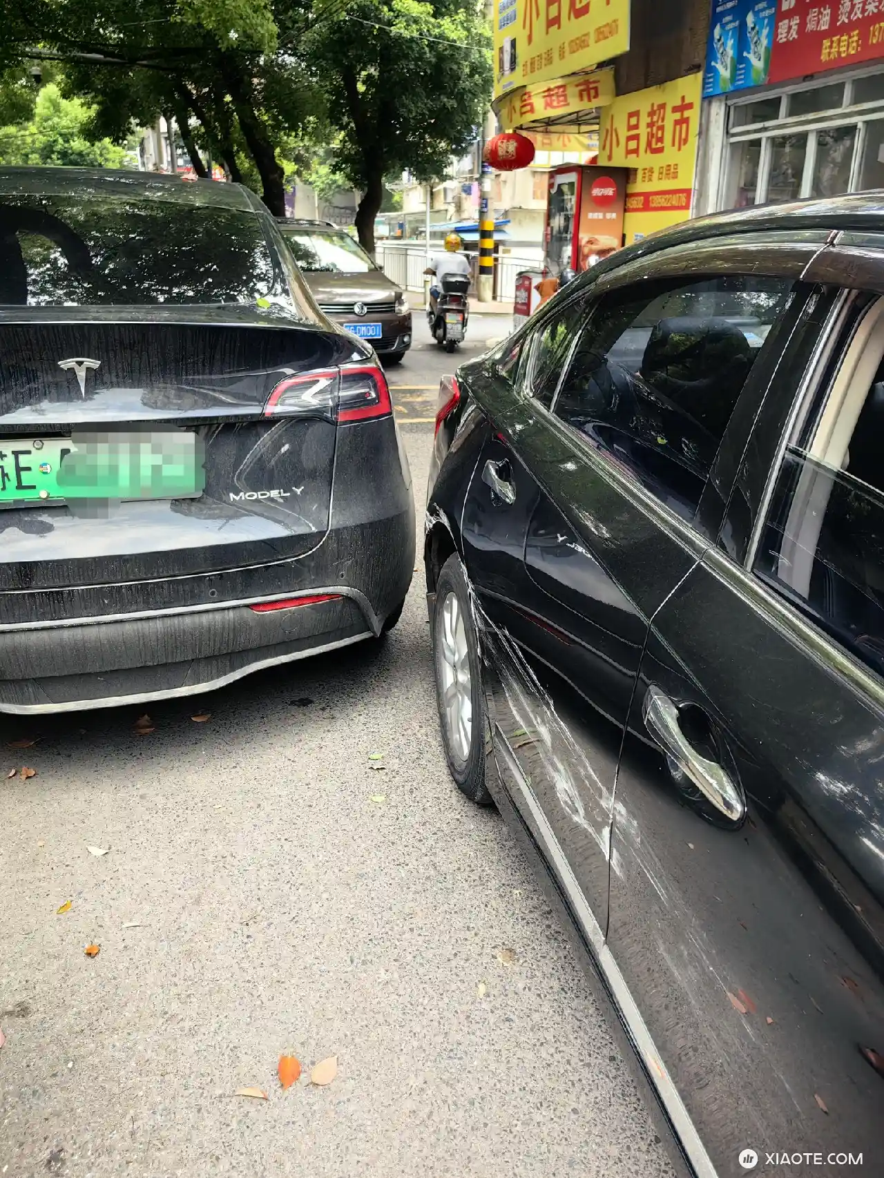 提车刚满月 车子都还没来得及洗一次 就提第一血 停在路边 那么宽敞的地方 还能被刮蹭到 服气对方的车技 天籁差不多从前车门刮到后保险杠了 对方全责 报了保险 我就后面一点 有必要修吗 主要没时 - 图片 1