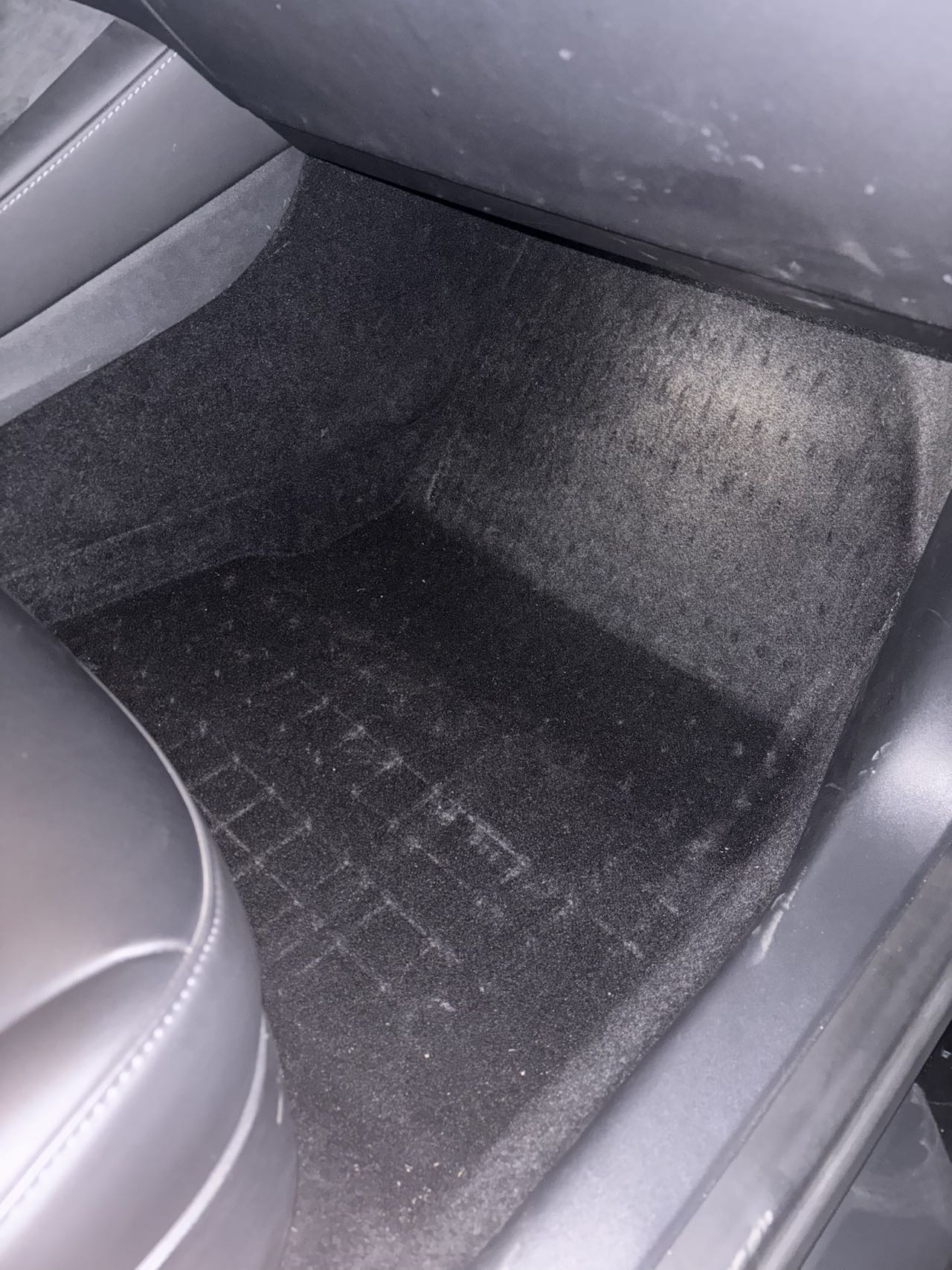 用了三年的某w牌tpe脚垫，其实还不如不用，压的都是坑和洞，无法复原，宣传的是加强钉防移位，不如纯平的tpe，或者官方毛毯地垫 - 图片 1