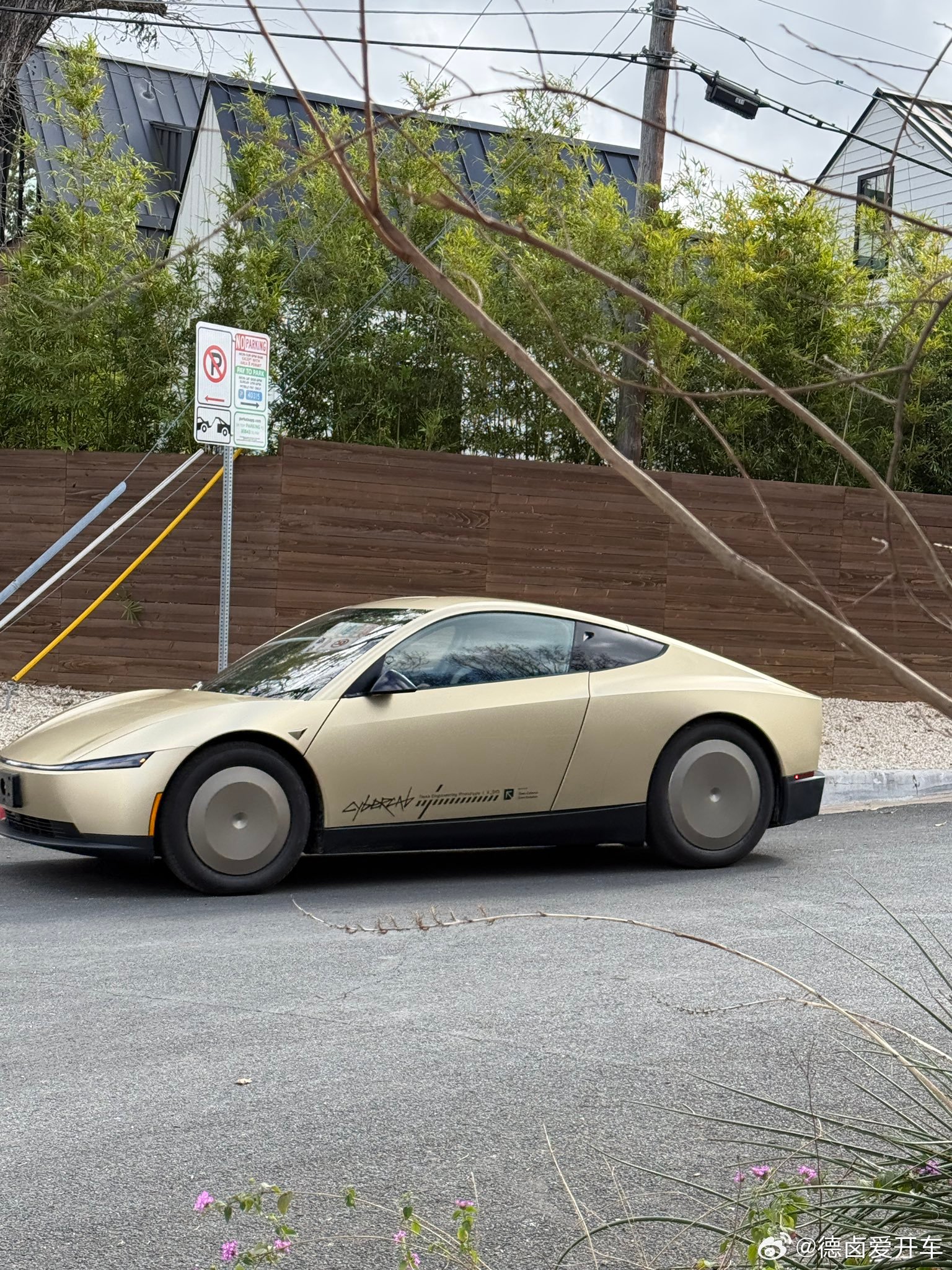 两台 Cybercab 同时在奥斯汀路测，测试版本仍有方向盘和车外后视镜。

#特斯拉#

#Cybercab#

#Robotaxi#

  - 图片 5