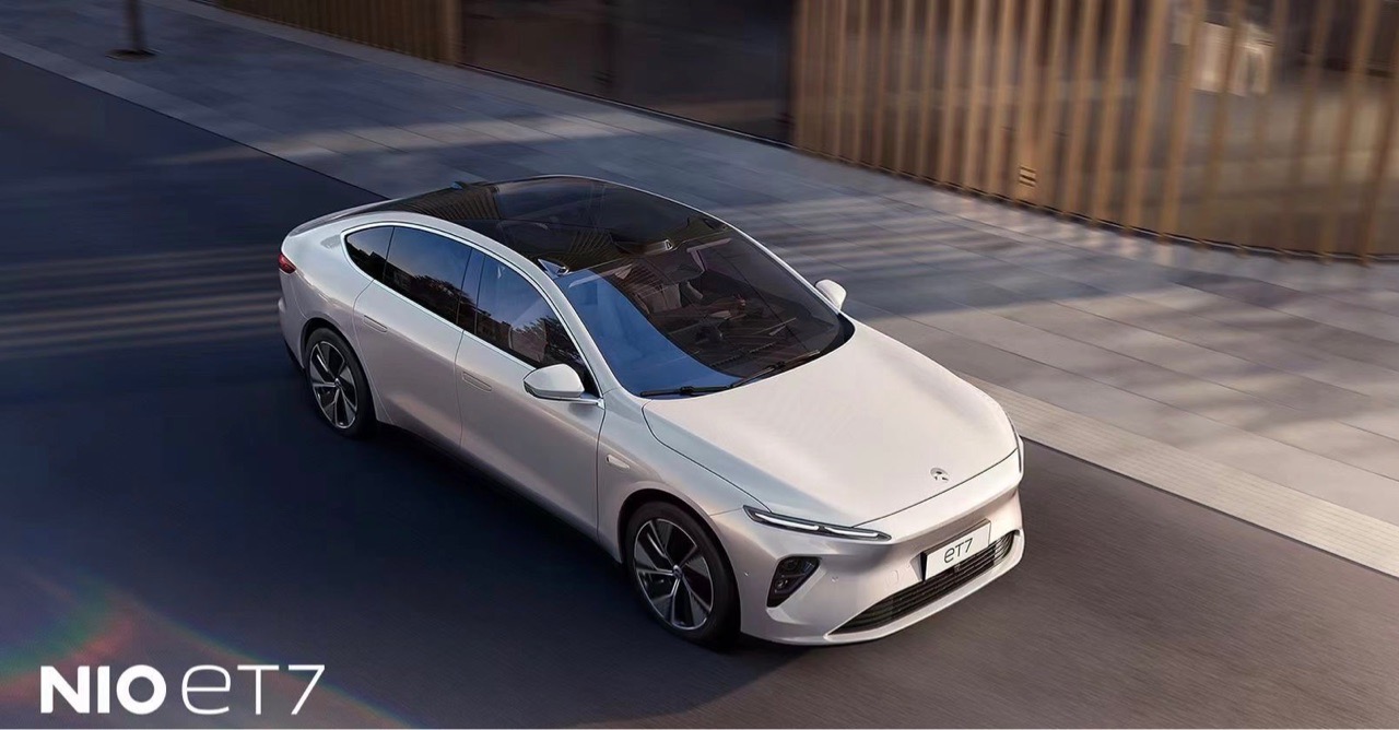 被蔚来的ET7刷屏，最引起我注意的是车顶的激光雷达设计。中间凸起的一块，很像Luminar给沃尔沃做的雷达传感技术方案。而两边的啾啾，又和MobilEye的设计异曲同工。 感觉蔚来也下了血本在为自动驾 - 图片 1