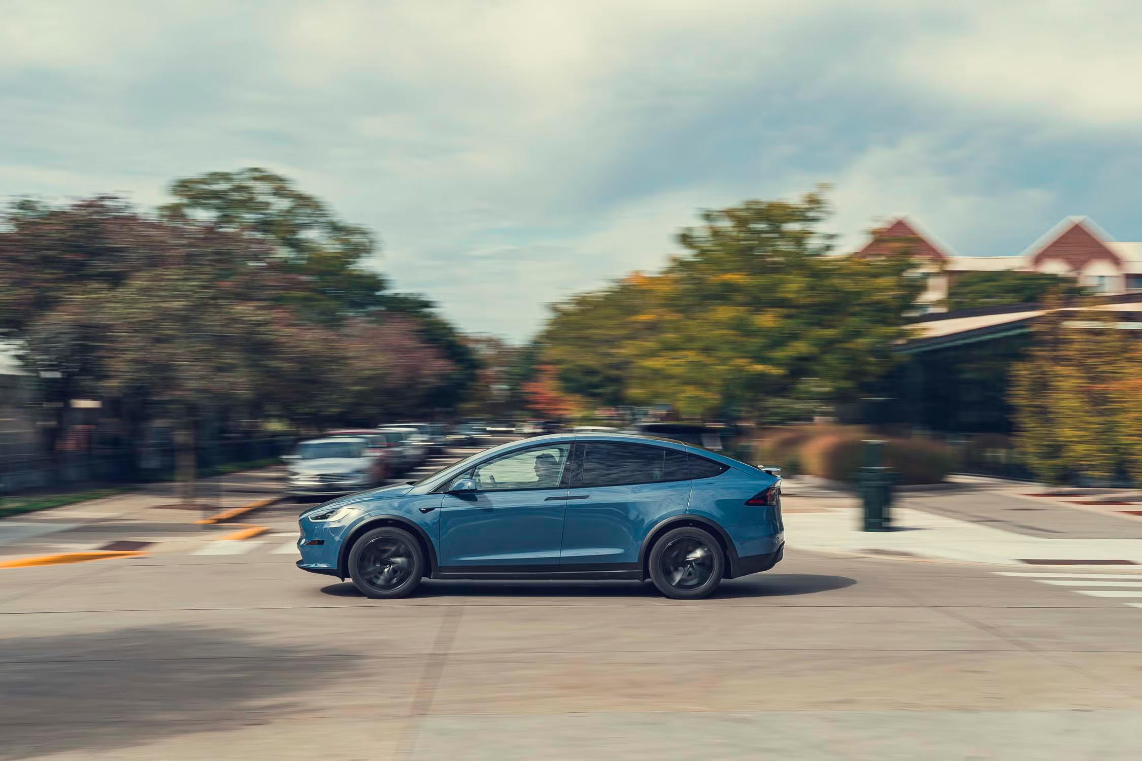 美国汽车媒体 car and driver 发了一篇特斯拉 Model X 减重的文章，特斯拉工程副总裁 Lars Moravy 和一些工程师专门评论了这篇文章。我觉得很有趣，因为这也和特斯拉在中国长 - 图片 1