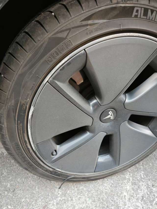 人行道蹭了下，胎侧下来一条，这轮胎需要换吗？才换上的新胎。。。 - 图片 1