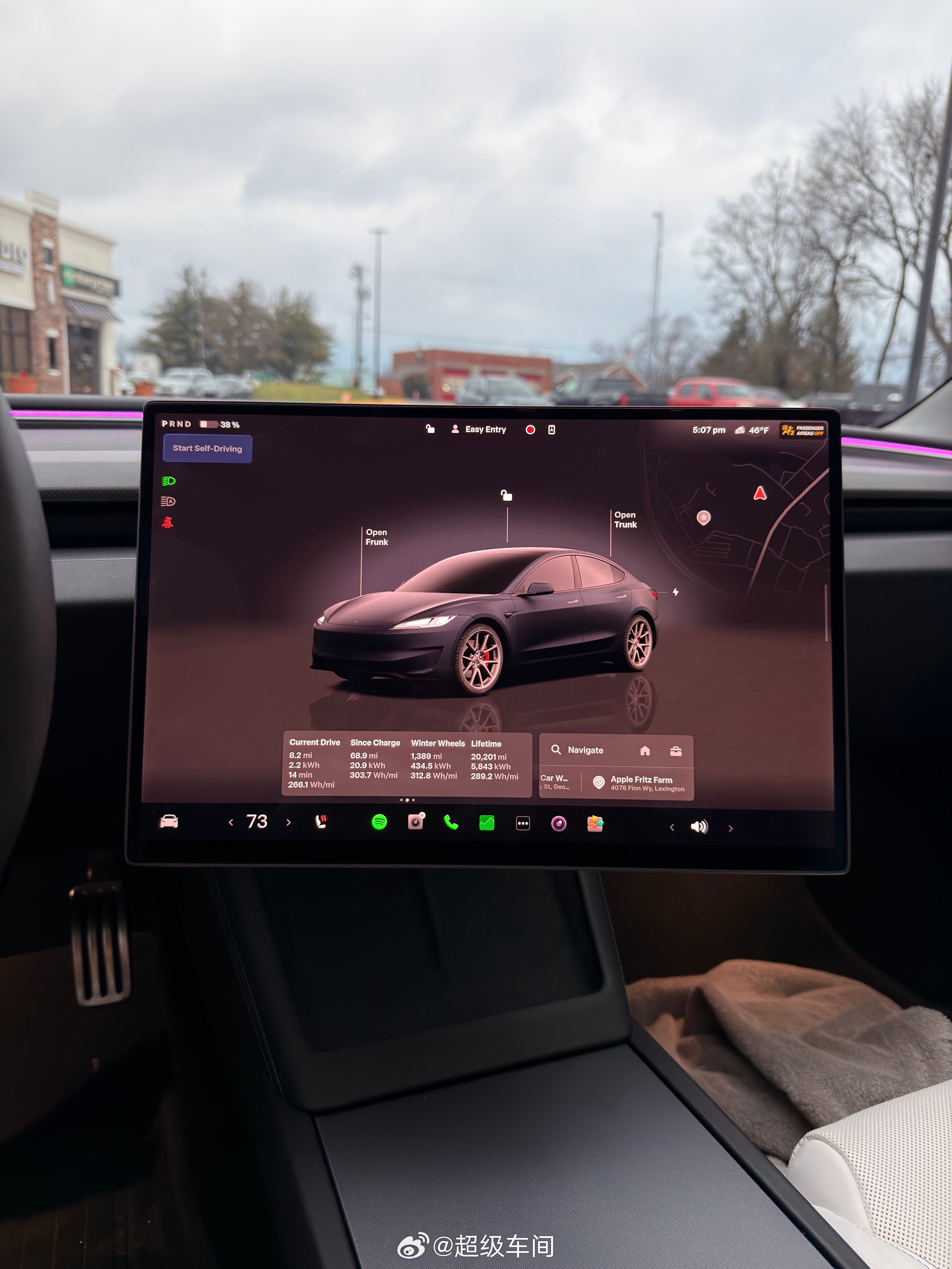 #特斯拉#

 海外网友将焕新版 Model Y Performance的16英寸新显示屏装在自己的“老”Model 3 上，目前看起来状况良好～之后会作为售后服务中心的可选改装项目么[酸]
———
 - 图片 3
