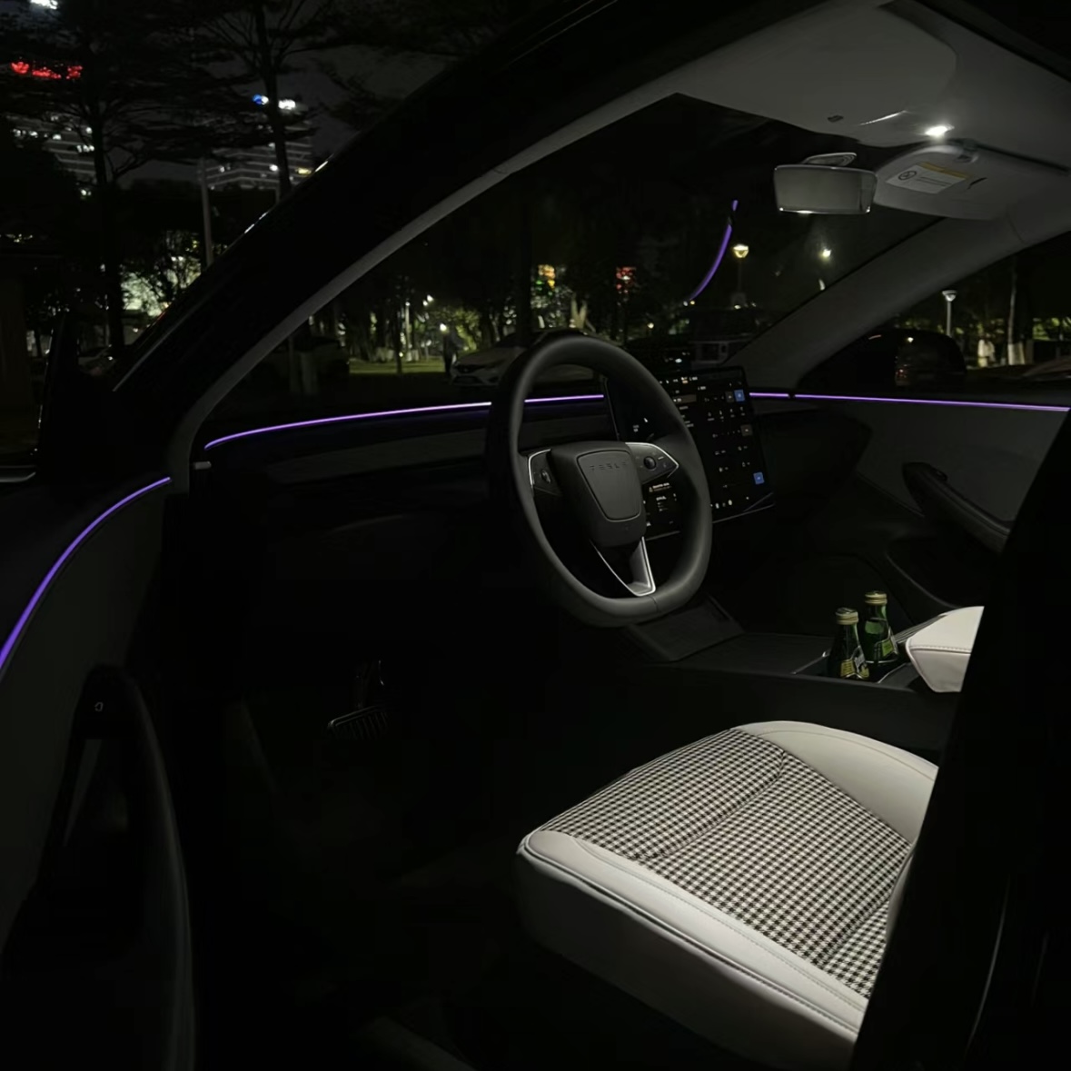 猜测一下2024小改Model S/X的氛围灯
都知道今年年中,S和X会迎来小改,主要加入CyberTruck同款前车头摄像头和氛围灯。
而氛围灯目前官方出的有三种
Model Y偷懒型:仪表台饰板加 - 图片 2