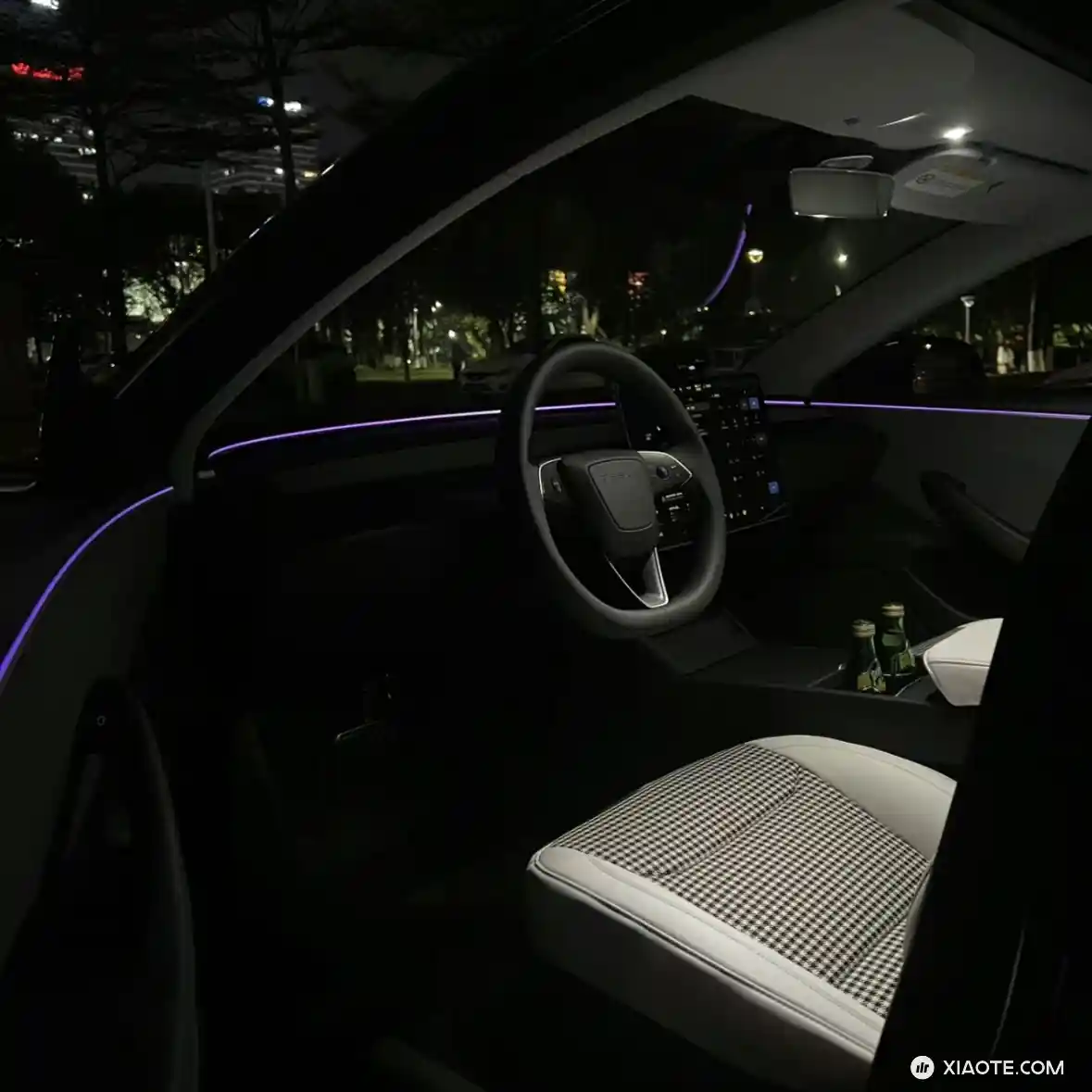 猜测一下2024小改Model S/X的氛围灯
都知道今年年中,S和X会迎来小改,主要加入CyberTruck同款前车头摄像头和氛围灯。
而氛围灯目前官方出的有三种
Model Y偷懒型:仪表台饰板加 - 图片 2