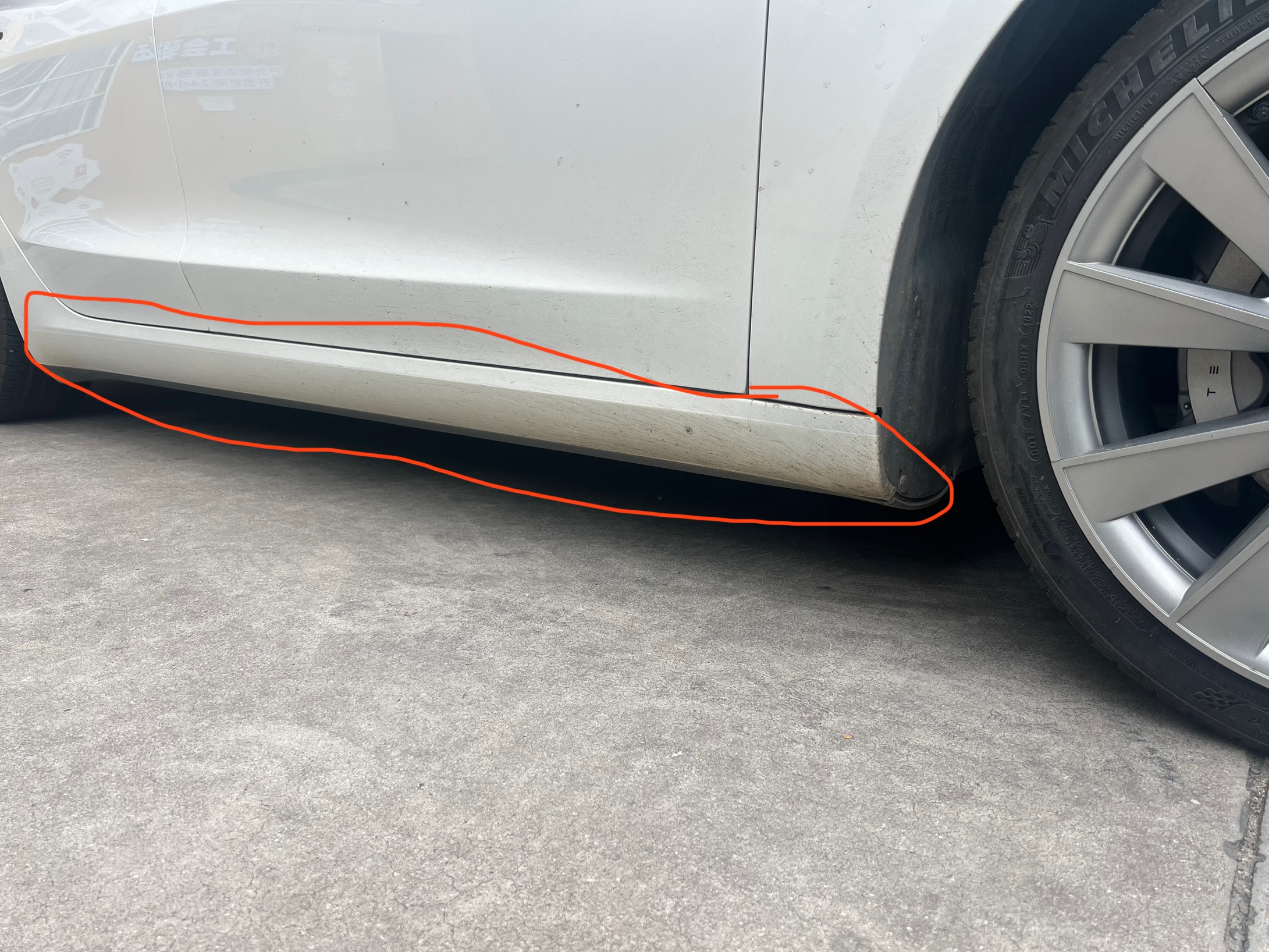 发现3的侧裙真的非常容易脏，最近洗车发现很多污渍痕迹已经擦不掉了。。有啥办法么。。。 - 图片 1