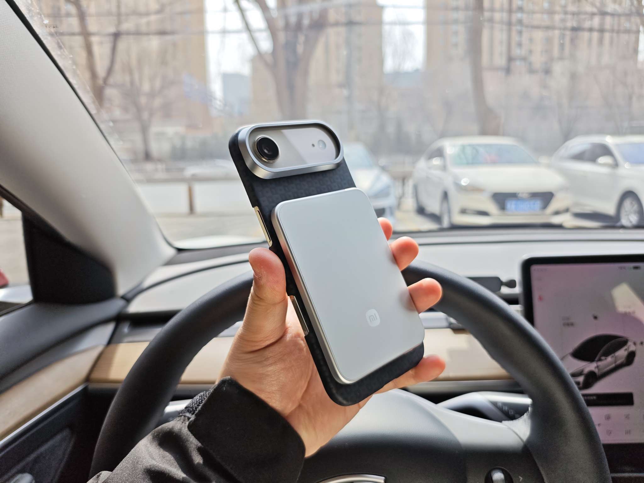 小米这个金沙江磁吸真不错啊。
磁吸充电宝只要事前用，而不是事后用就真的完美，既不发热，也够持久 - 图片 1