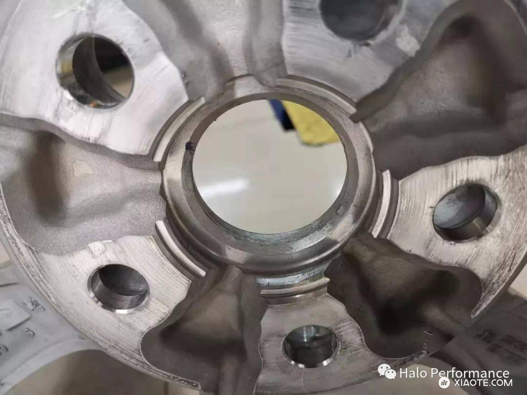 改过轮毂的看看?查到这么个说法:
Model3高性能版的中心孔与普通车辆不一致,有一个阶梯状的凸起,该凸起可能会导致轴头与其他品牌轮毂密合不严,因此在选择Model3高性能版轮毂的时候,还应特别注意 - 图片 2