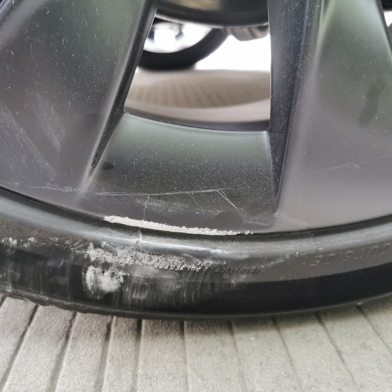 周末去一趟广州 加了一次电 从深圳去的路上不小心刮到了 233 话说 广州的路我好难 走错几次 本来几百米能到 又带我走了五公里 哭辽 - 图片 2