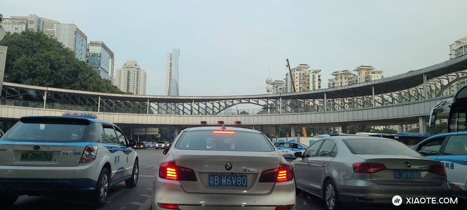 是不是只有购买fsd 才能用遥控器 遥控特斯拉 在车位狭窄的地方前进后退? - 图片 1