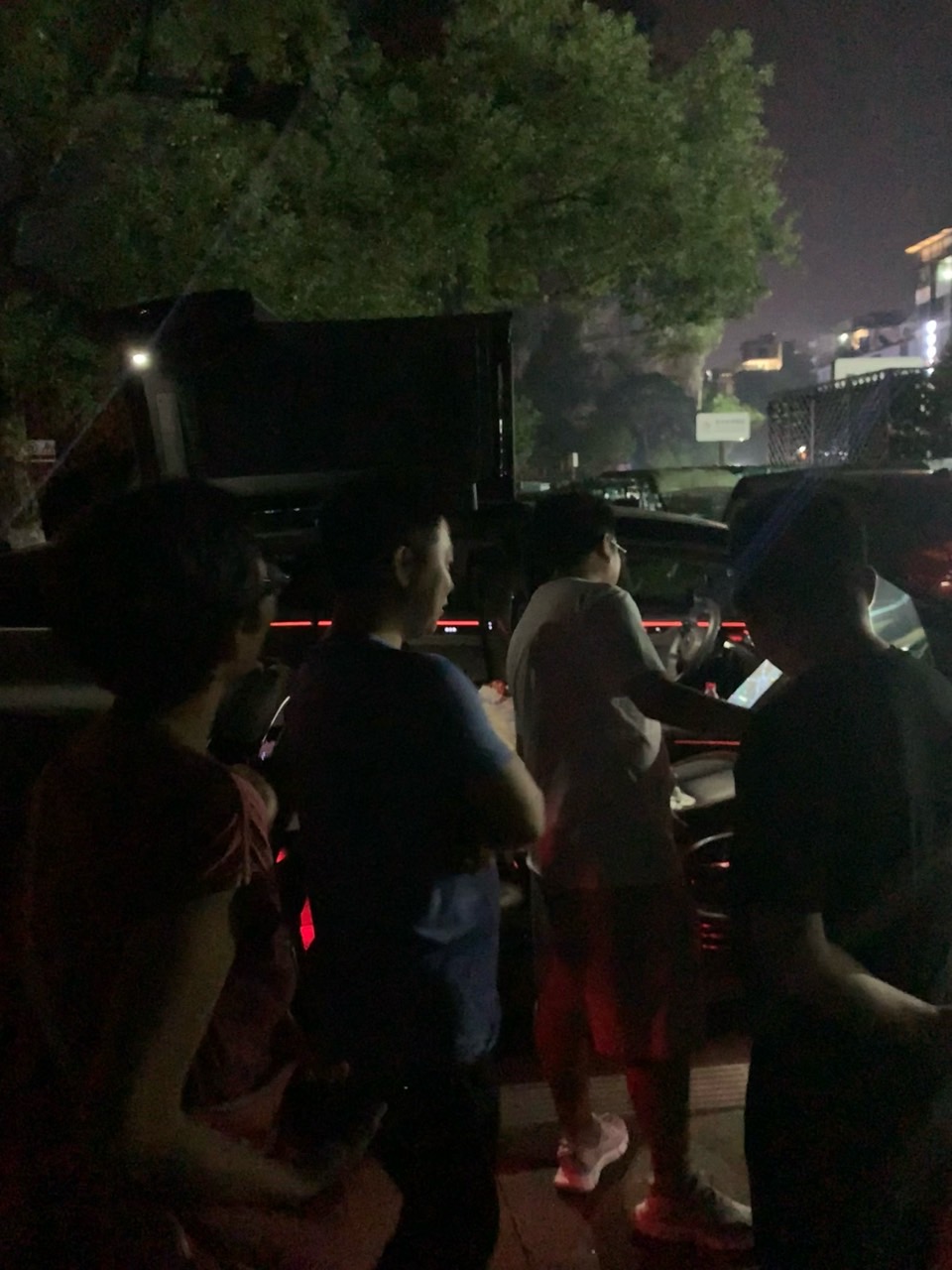 昨晚充电时
和旁边的蔚来车主聊到车友时
旁边的高合车主说“车友？我这车找不到车友”
操！又被他装到了🤪 - 图片 2